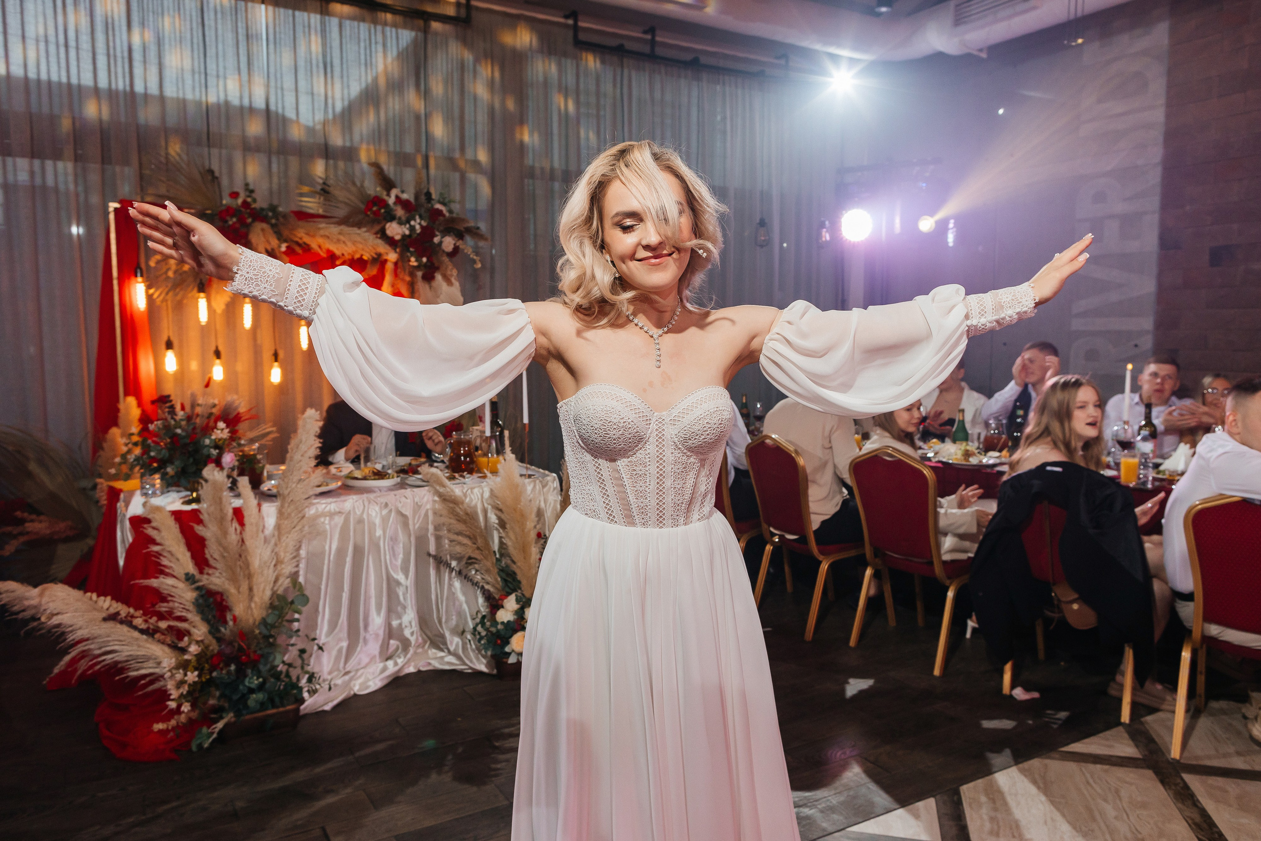 Грандиозное свадебное событие в уютном ресторане. Олег Сверчков | Свадебный фотограф Вологда