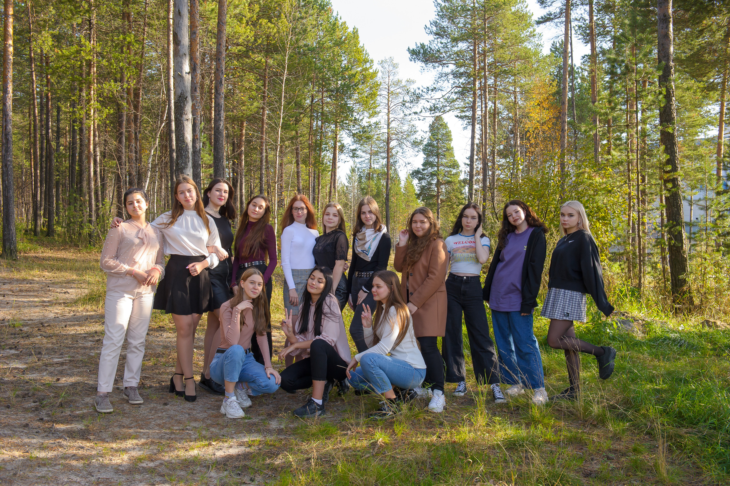 на прогулке школьники