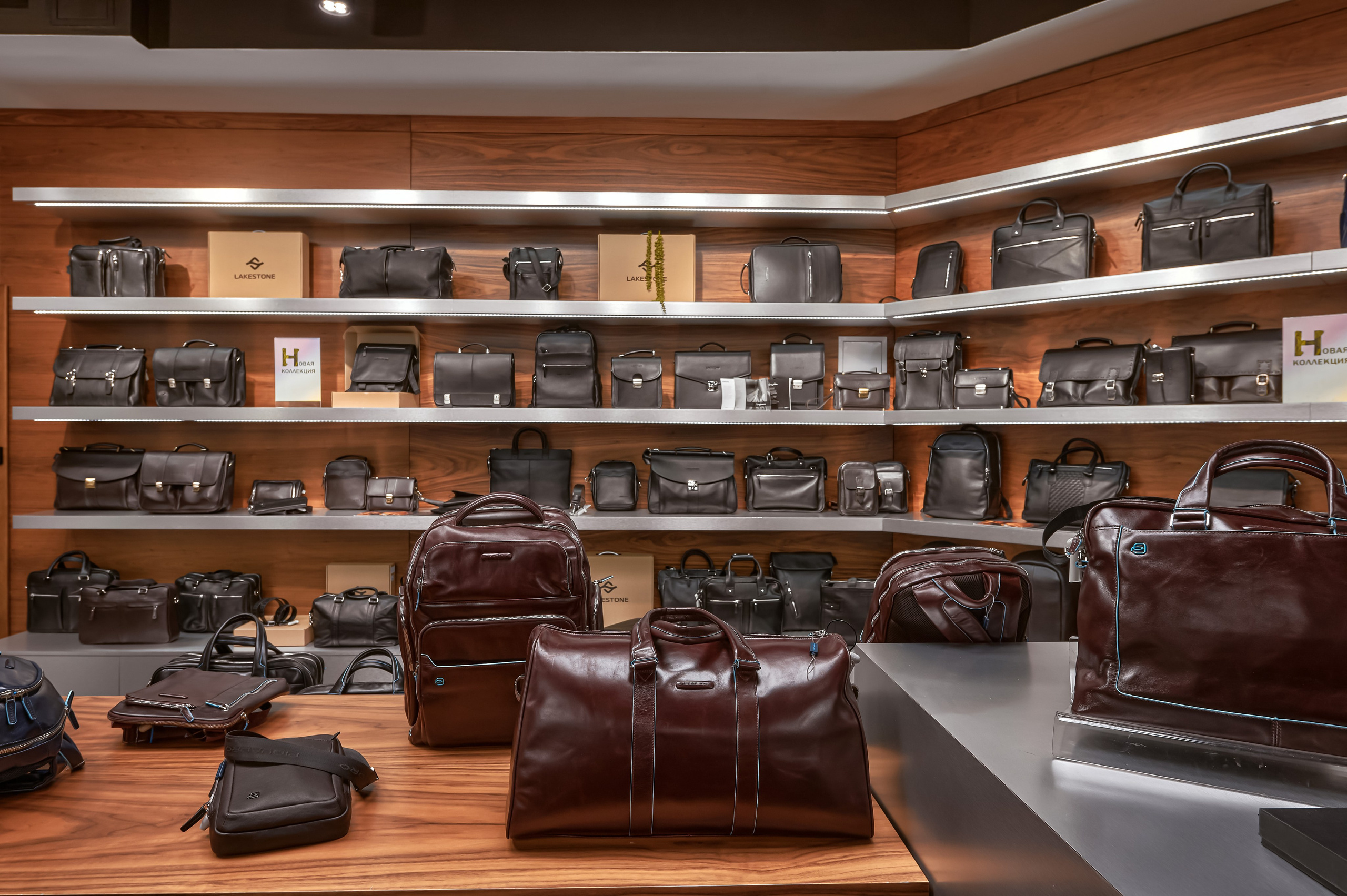 Портфолио по интерьерной и экстерьерной фотосъёмки: Мир сумок — Левый берег. Фотограф Яковлев Роман — Красноярск