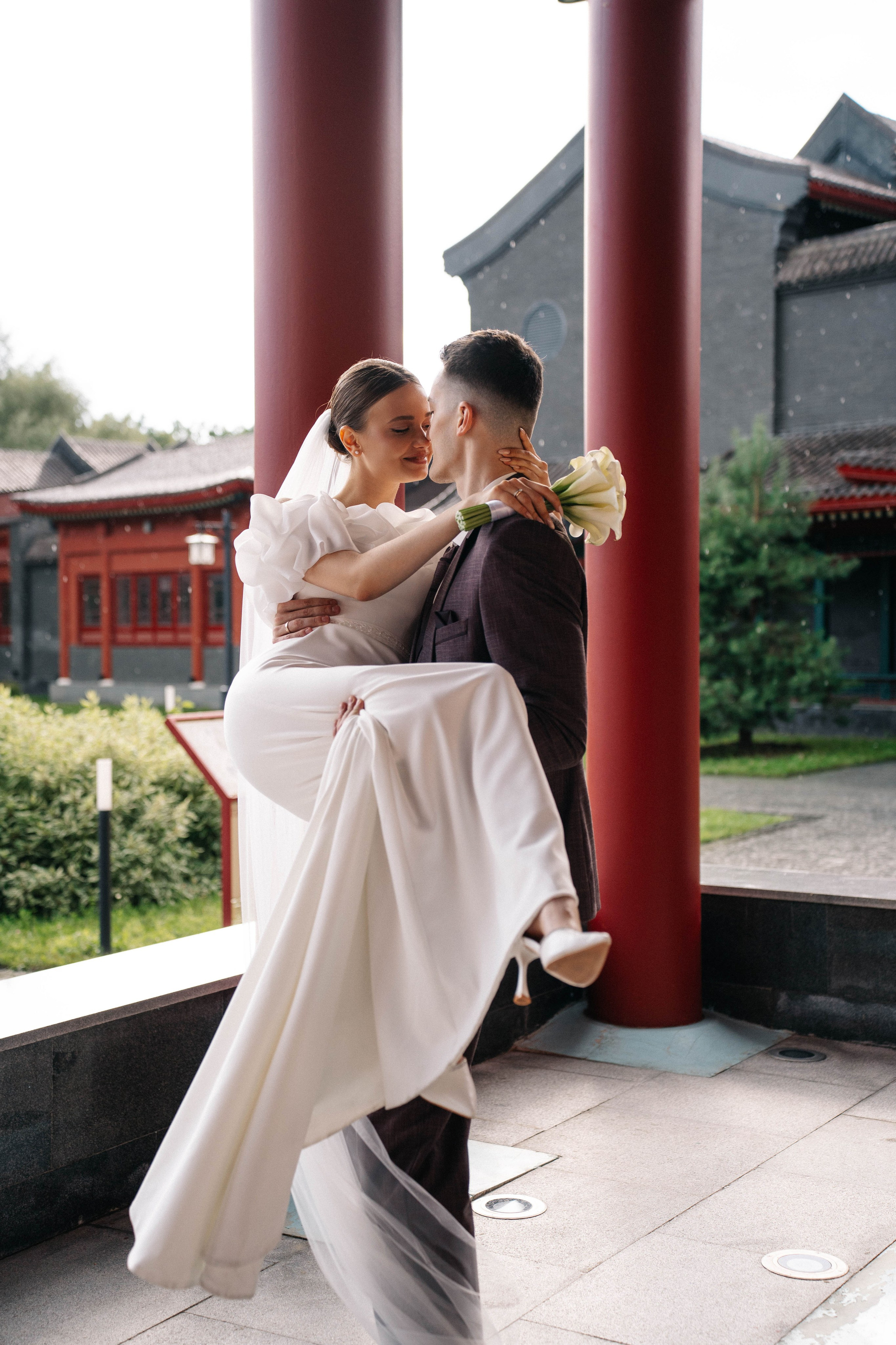 Свадебная фотосессия в Бутырском ЗАГС (Дворец Бракосочетания № 4) и прогулка в отеле Solux (Солюкс)