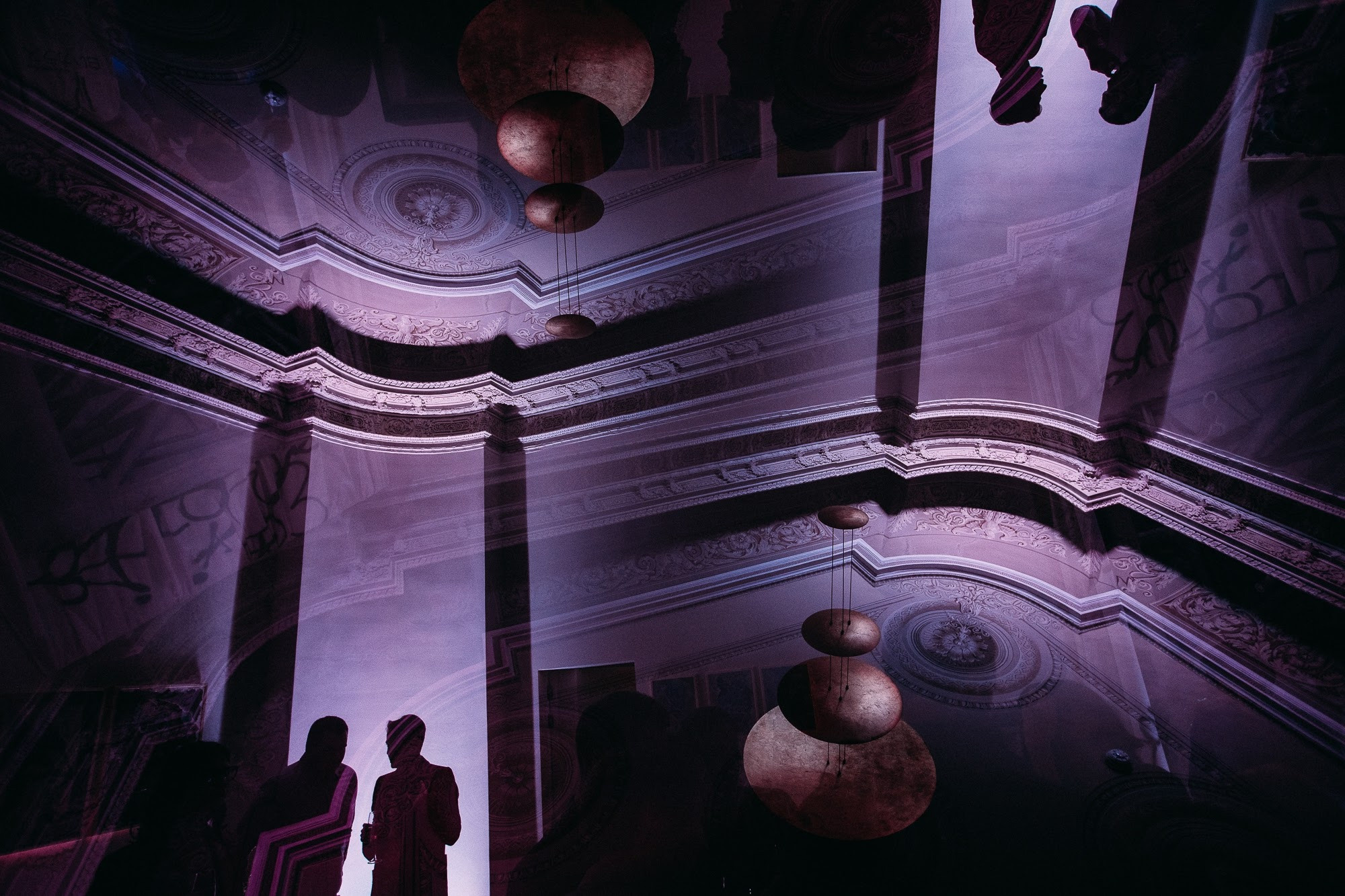 Москва. Вечер. Красные стены. Свадебный и семейный фотограф в Екатеринбурге Илья Рихтер