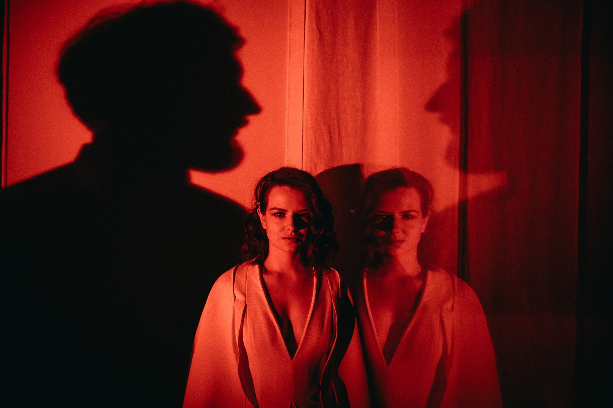 Москва. Вечер. Красные стены. Свадебный и семейный фотограф в Екатеринбурге Илья Рихтер