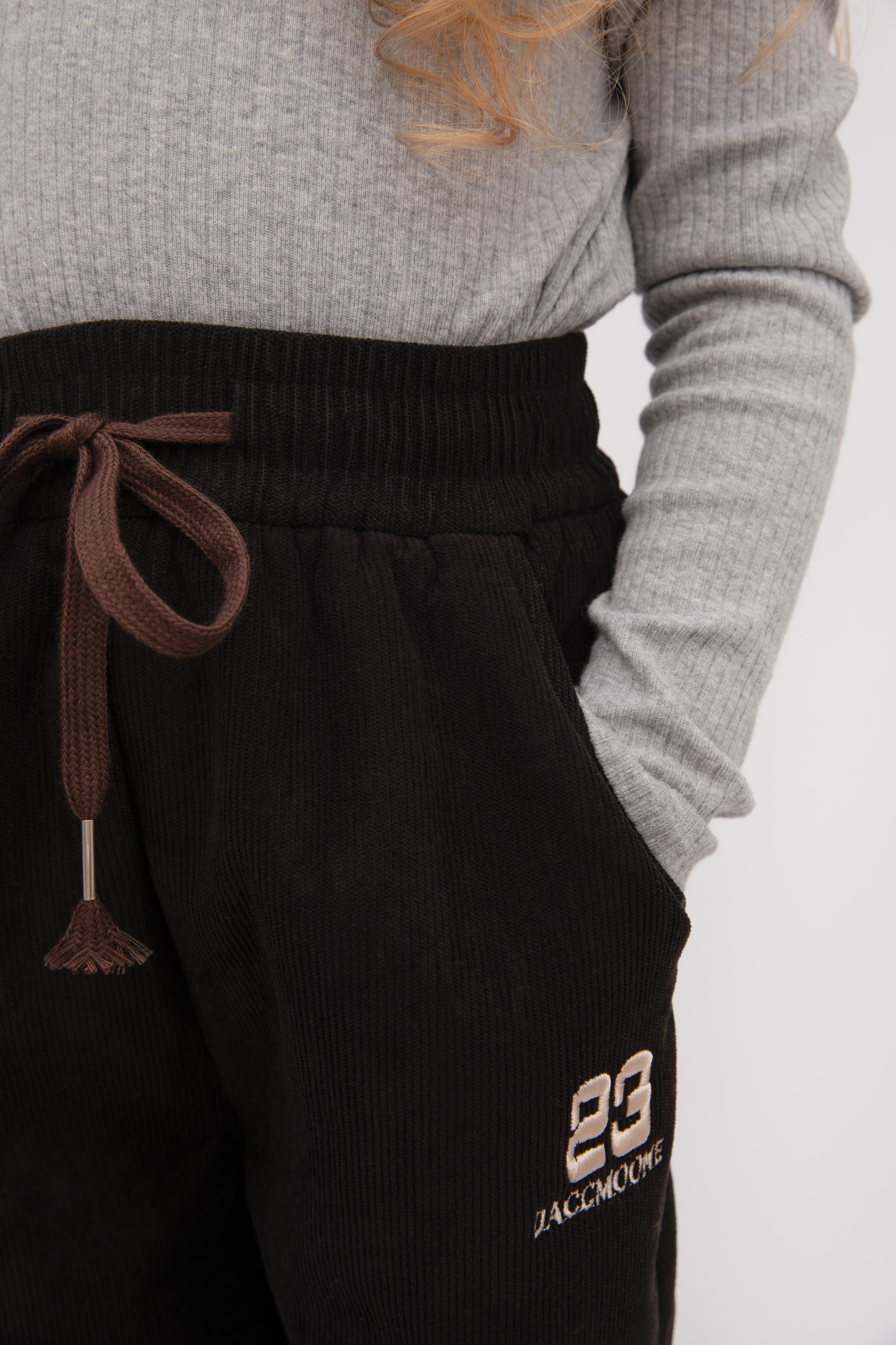 Детские брюки. Фотостудия предметной и модельной съёмки для маркетплейсов