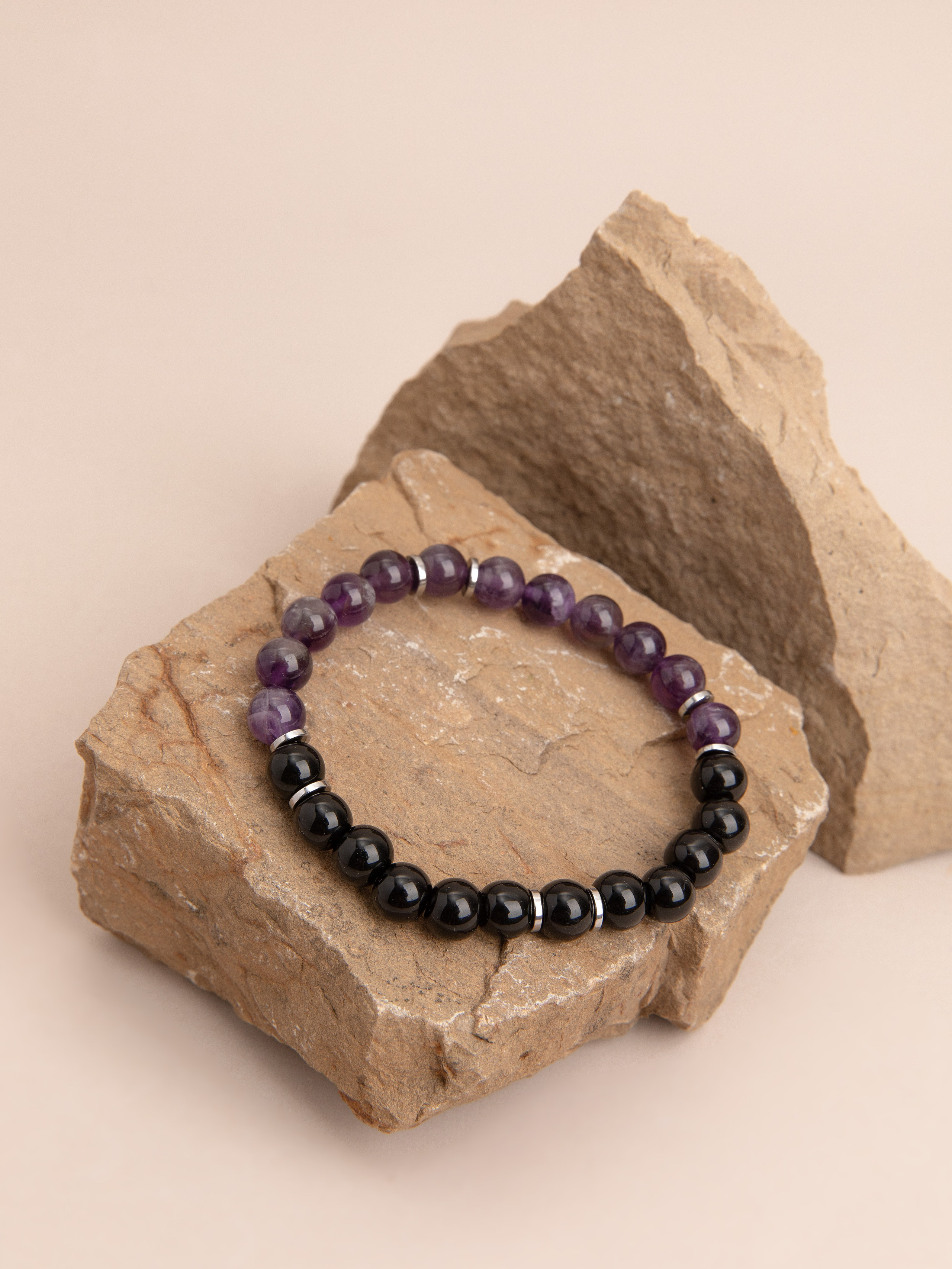 Браслеты ручной работы. Фотостудия предметной и модельной съёмки для маркетплейсов