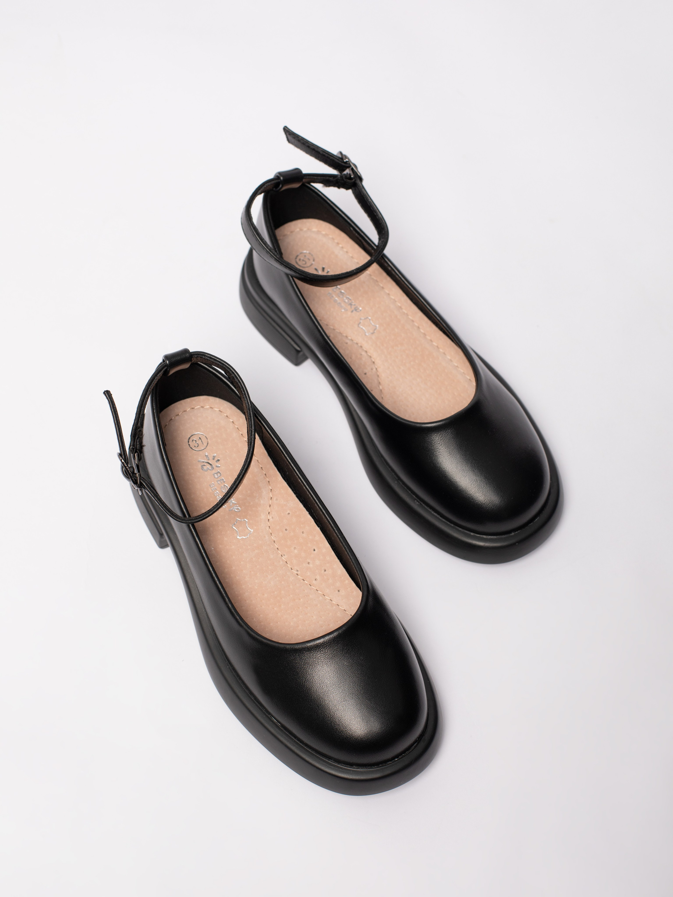 Школьные туфли. Фотостудия предметной и модельной съёмки для маркетплейсов