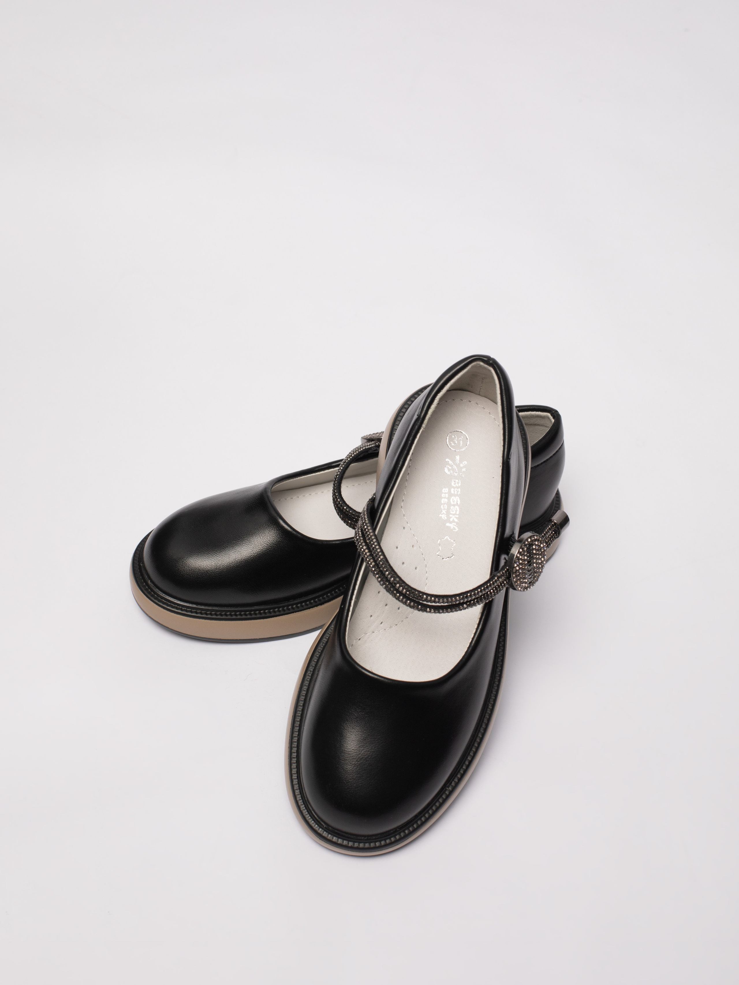 Школьные туфли. Фотостудия предметной и модельной съёмки для маркетплейсов