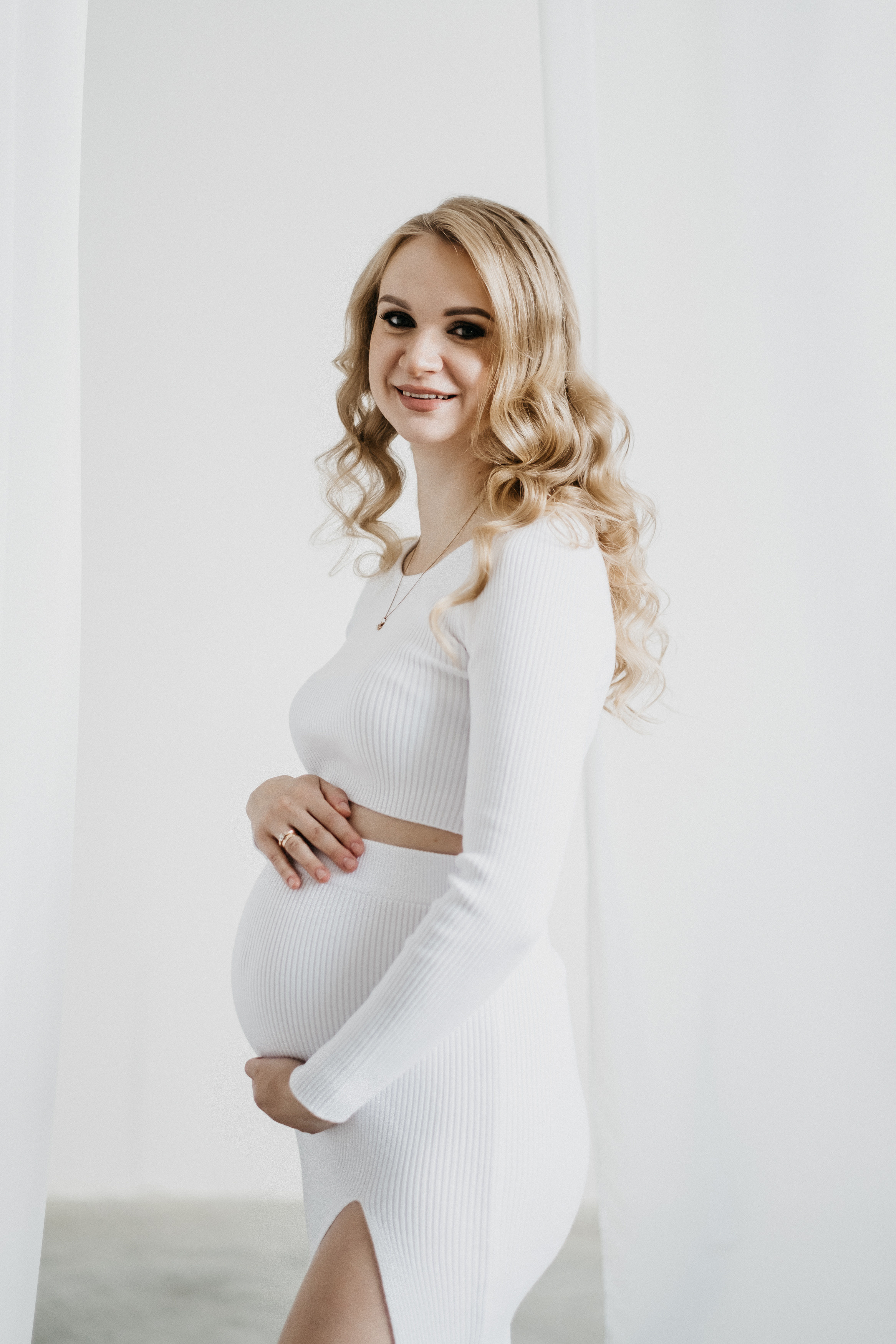 Съемка беременности в студии Волгограда. Свадебный и семейный фотограф в Волгограде Кристина Иванова