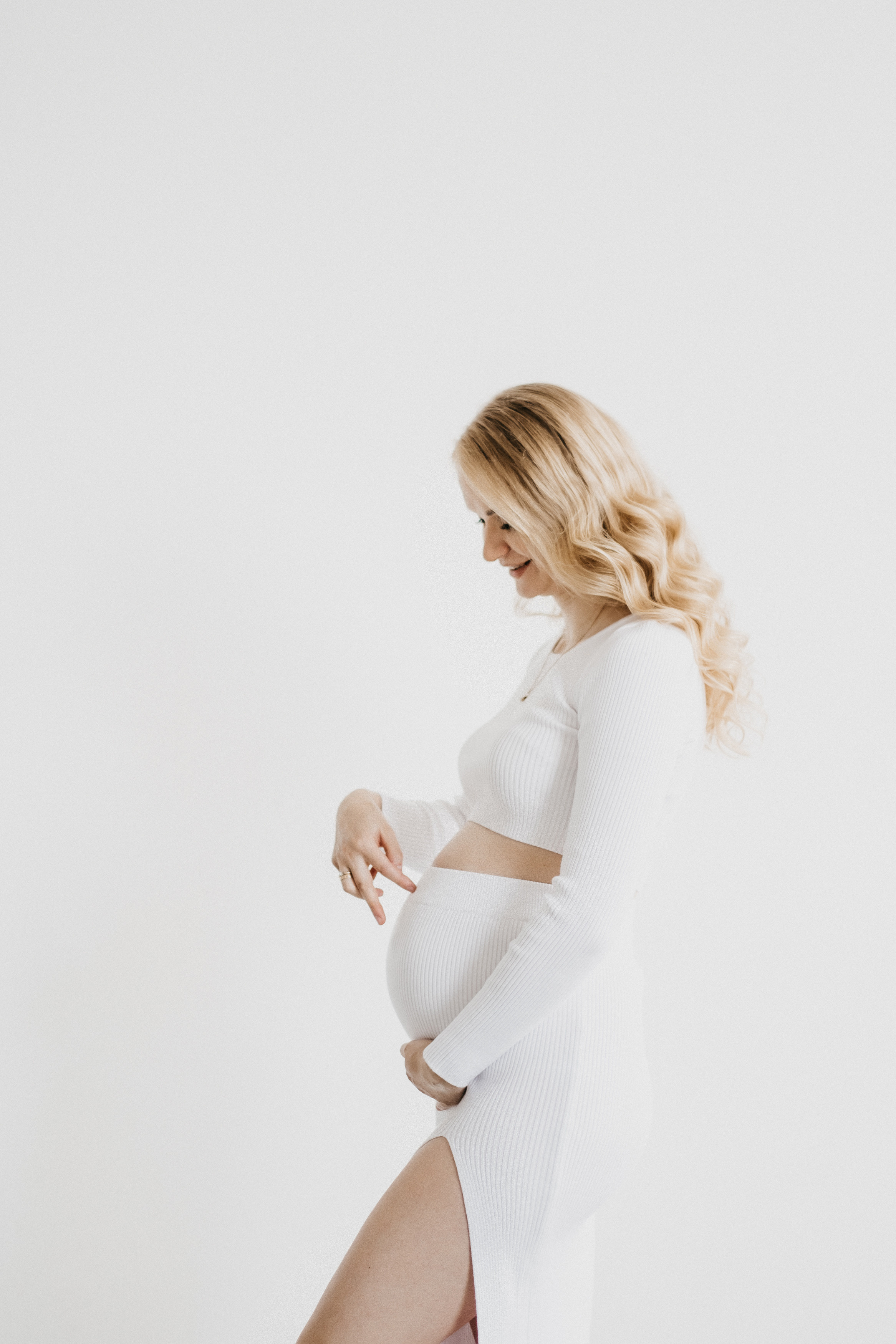 Съемка беременности в студии Волгограда. Свадебный и семейный фотограф в Волгограде Кристина Иванова