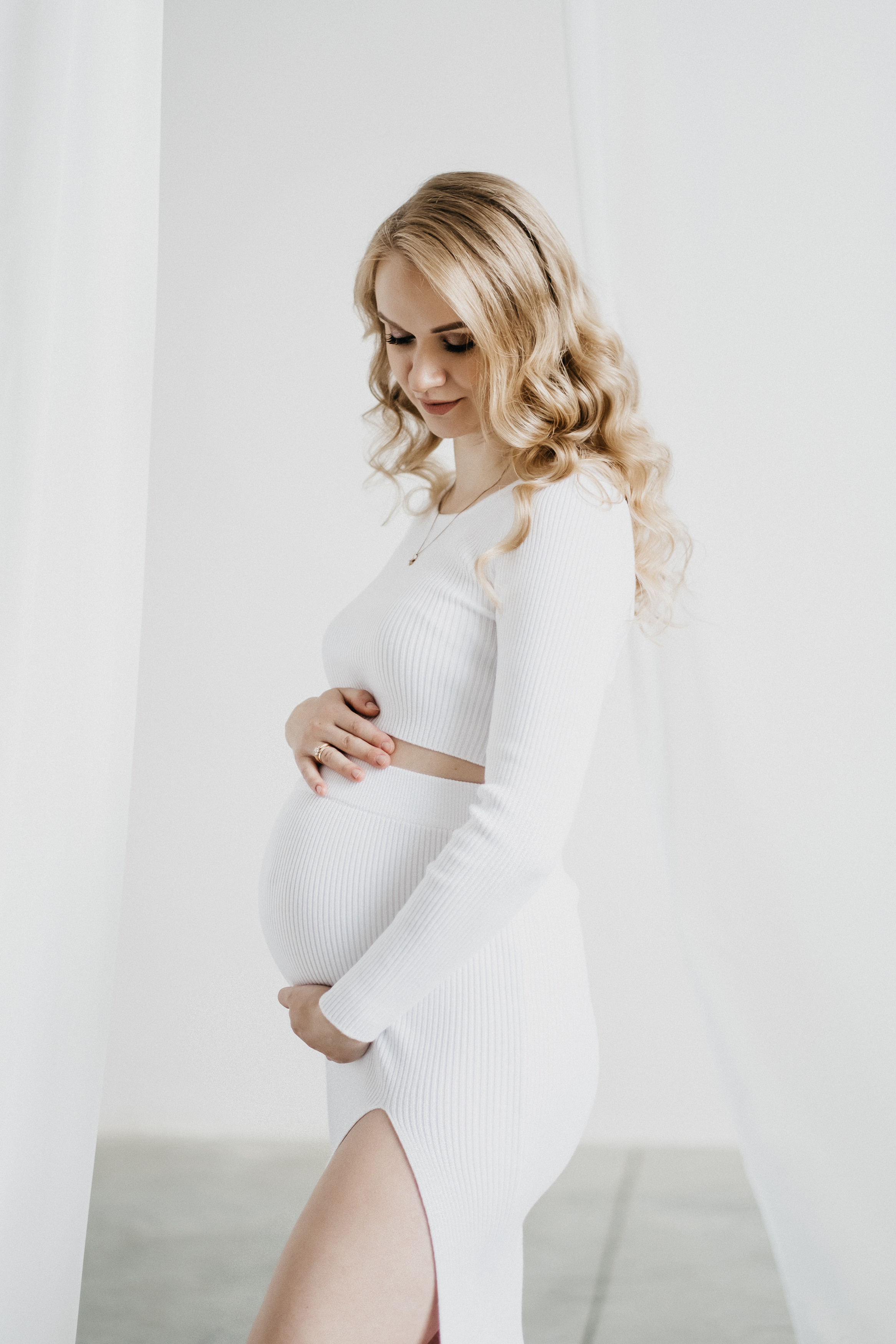 Съемка беременности в студии Волгограда. Свадебный и семейный фотограф в Волгограде Кристина Иванова