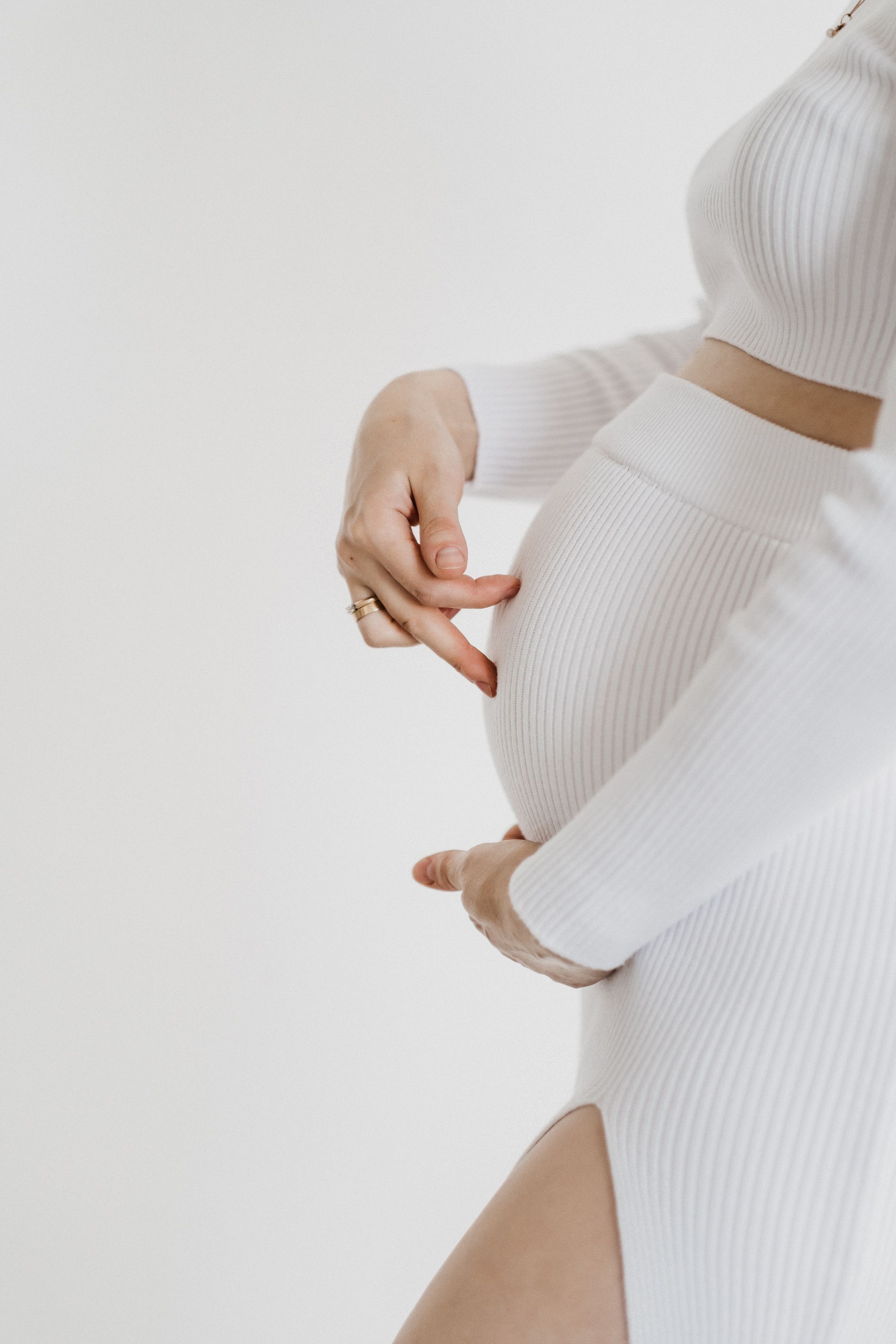 Съемка беременности в студии Волгограда. Свадебный и семейный фотограф в Волгограде Кристина Иванова