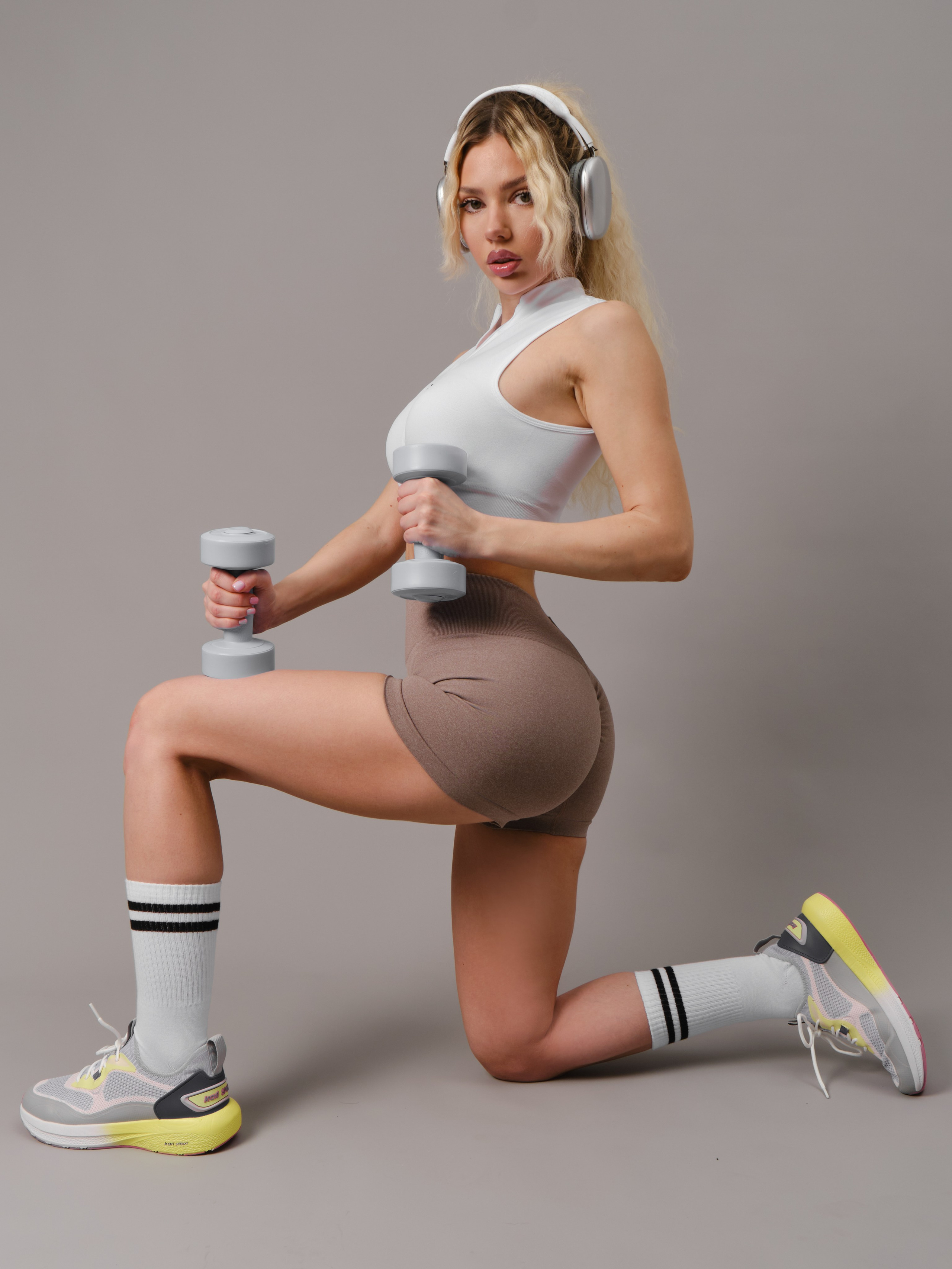 Спортивные костюмы (серый фон). Фотостудия для Wildberries Ozon