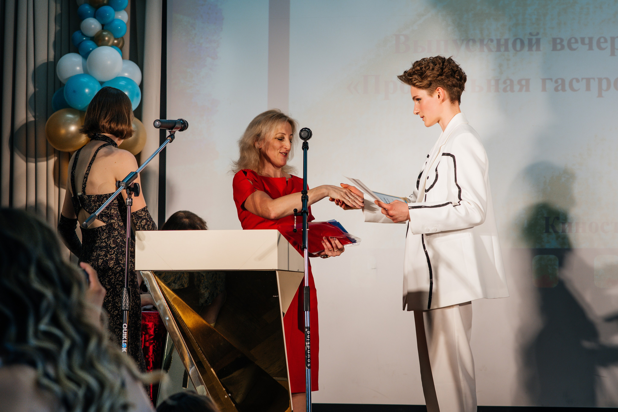 Вручение аттестатов. Выпускные альбомы в Подольске Москве и МО