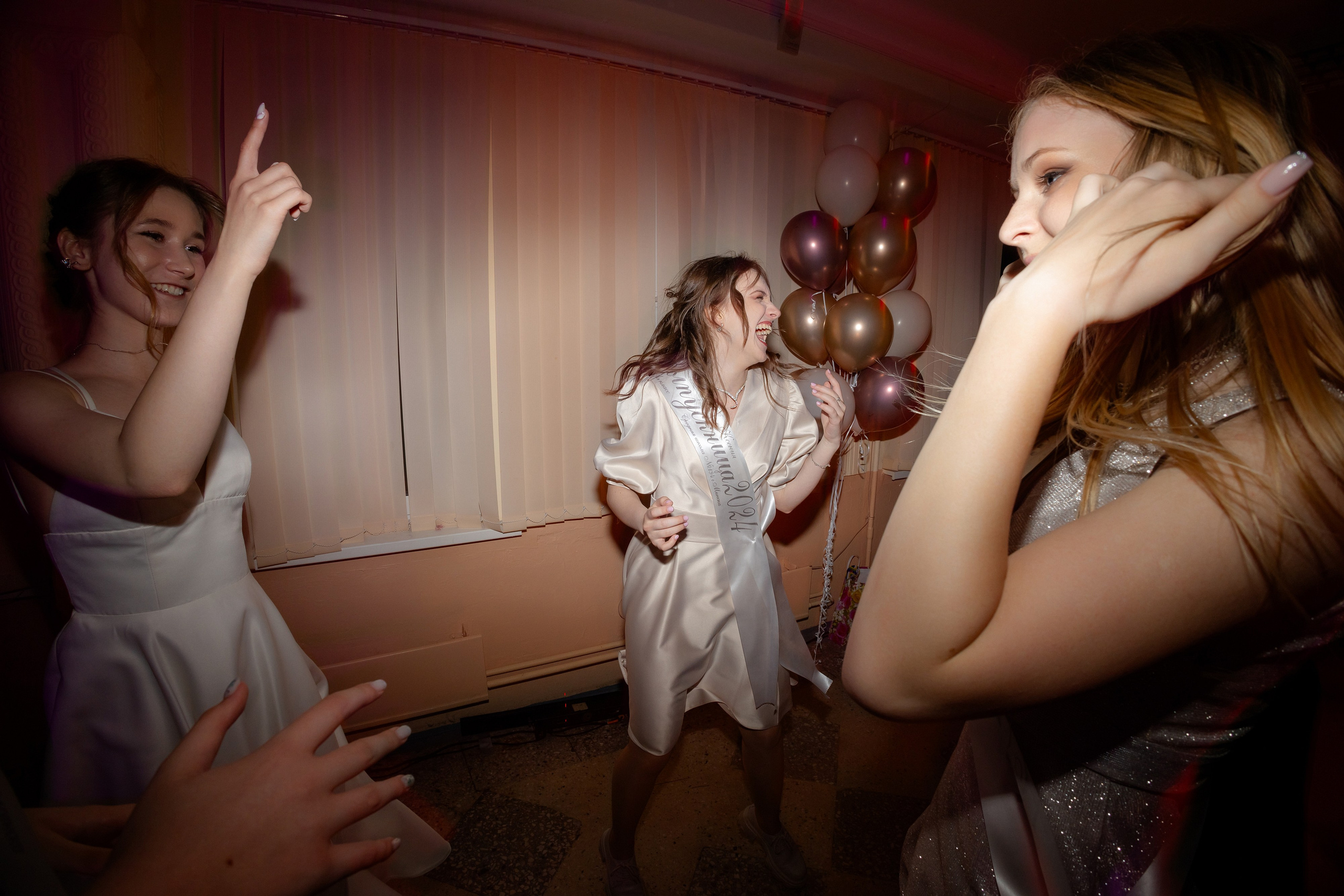 Школьный выпускной 2024 год в Соколе (Минск). Свадебный фотограф в Минске/Беларуси Сергей Спиридонов