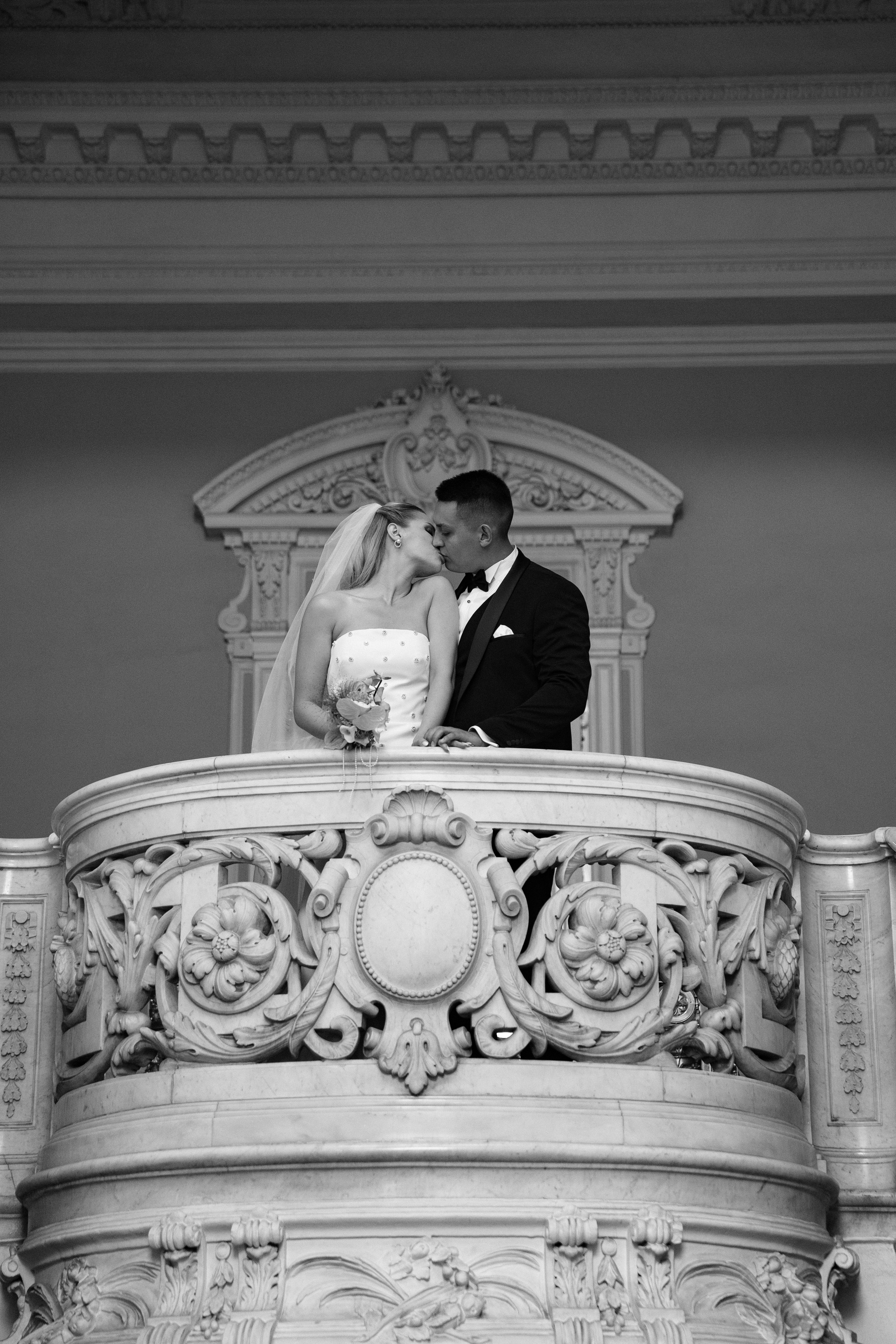 Виктория & Роман. Камерная городская свадьба в видовом ресторане в стиле современная классика. Свадебный фотограф организатор в Санкт-Петербурге Ассоль Опарина