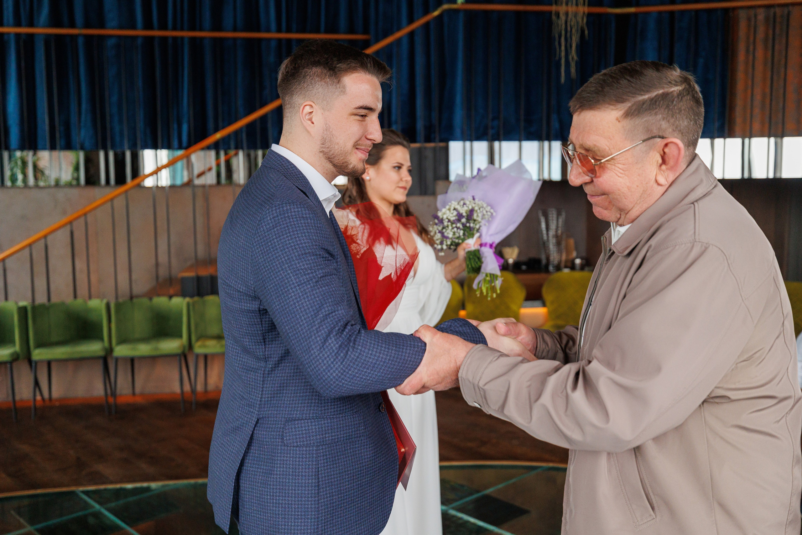 Фотограф на регистрацию в ЗАГС Москва Сити Birds Башня ОКО. Примеры фото, отзывы молодоженов и заявка на регистрацию через официальный сайт.