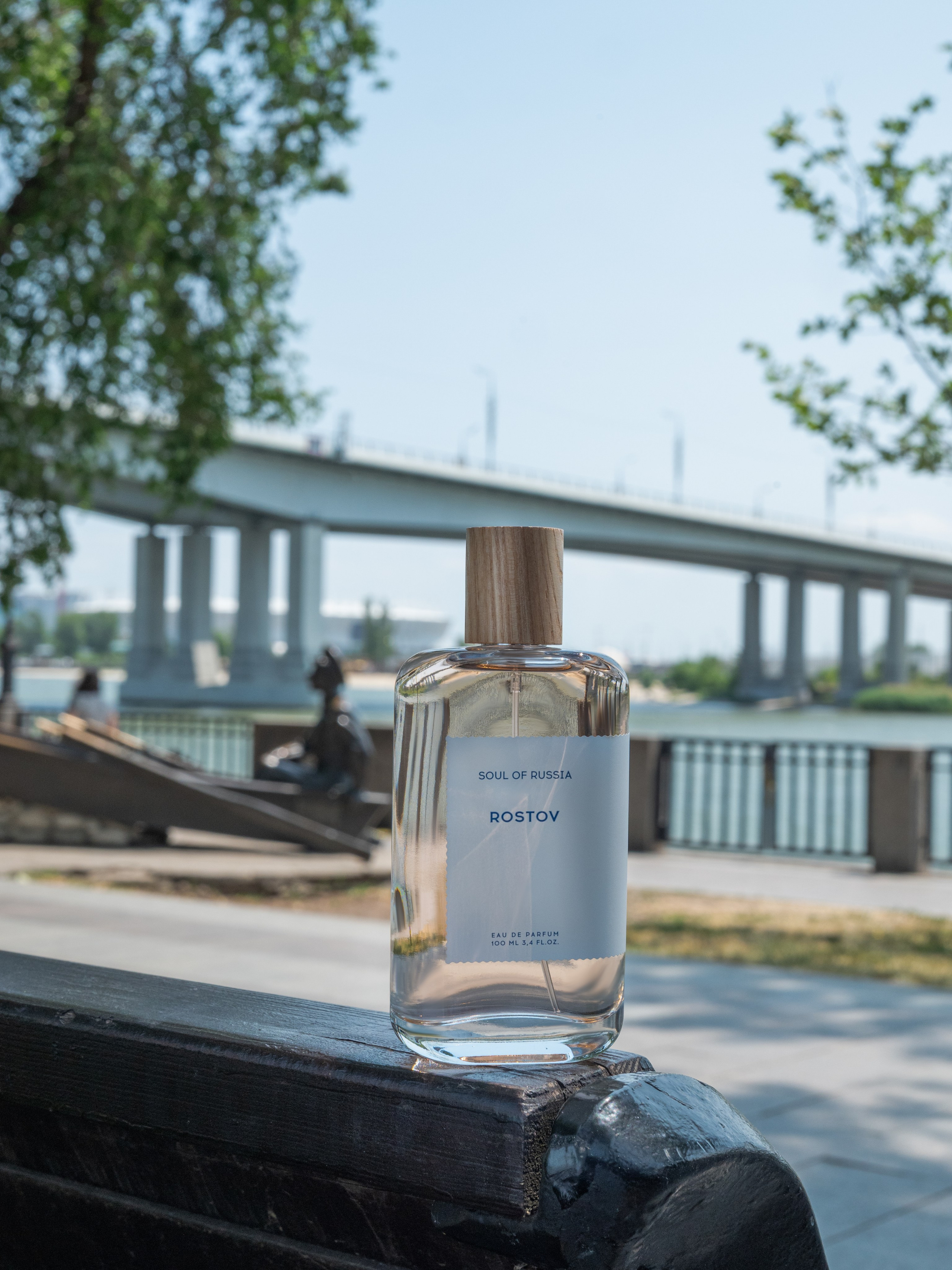 флакон "Ростов-на-Дону" Soul of Russia на фоне набережной города