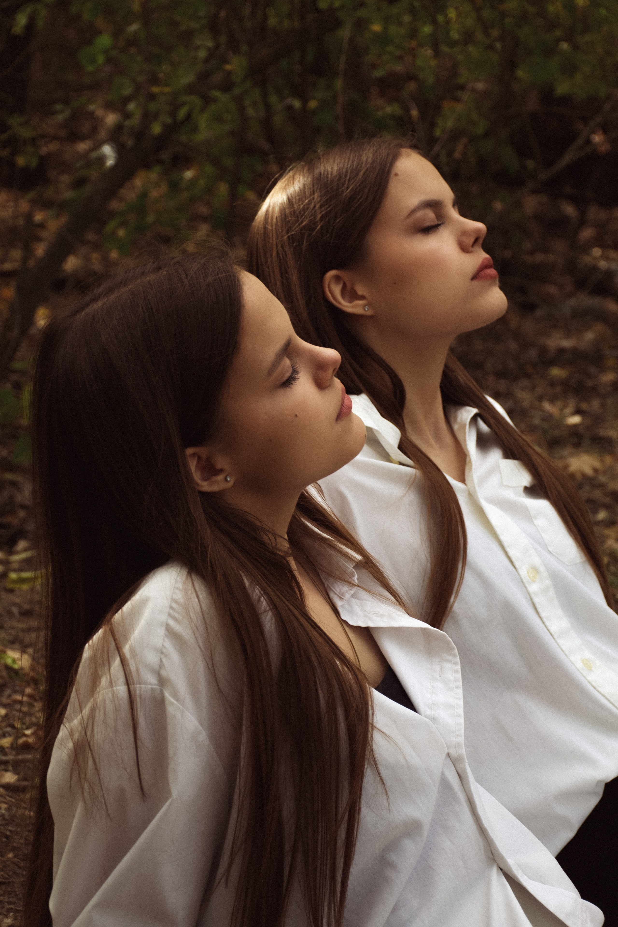 Естественная красота близняшек на фоне лесного пейзажа