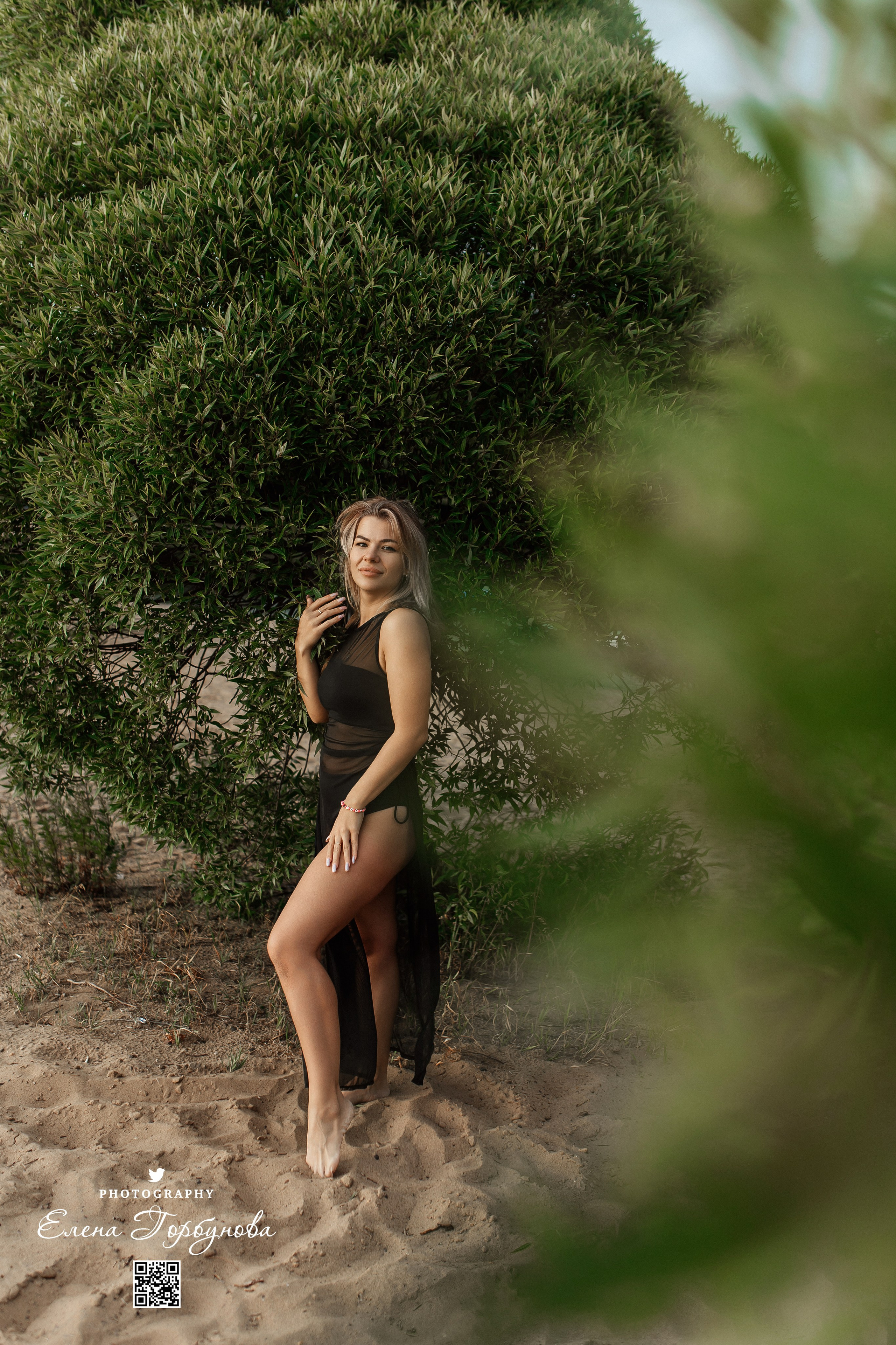 Девушка фотографирутся в листьях ивы