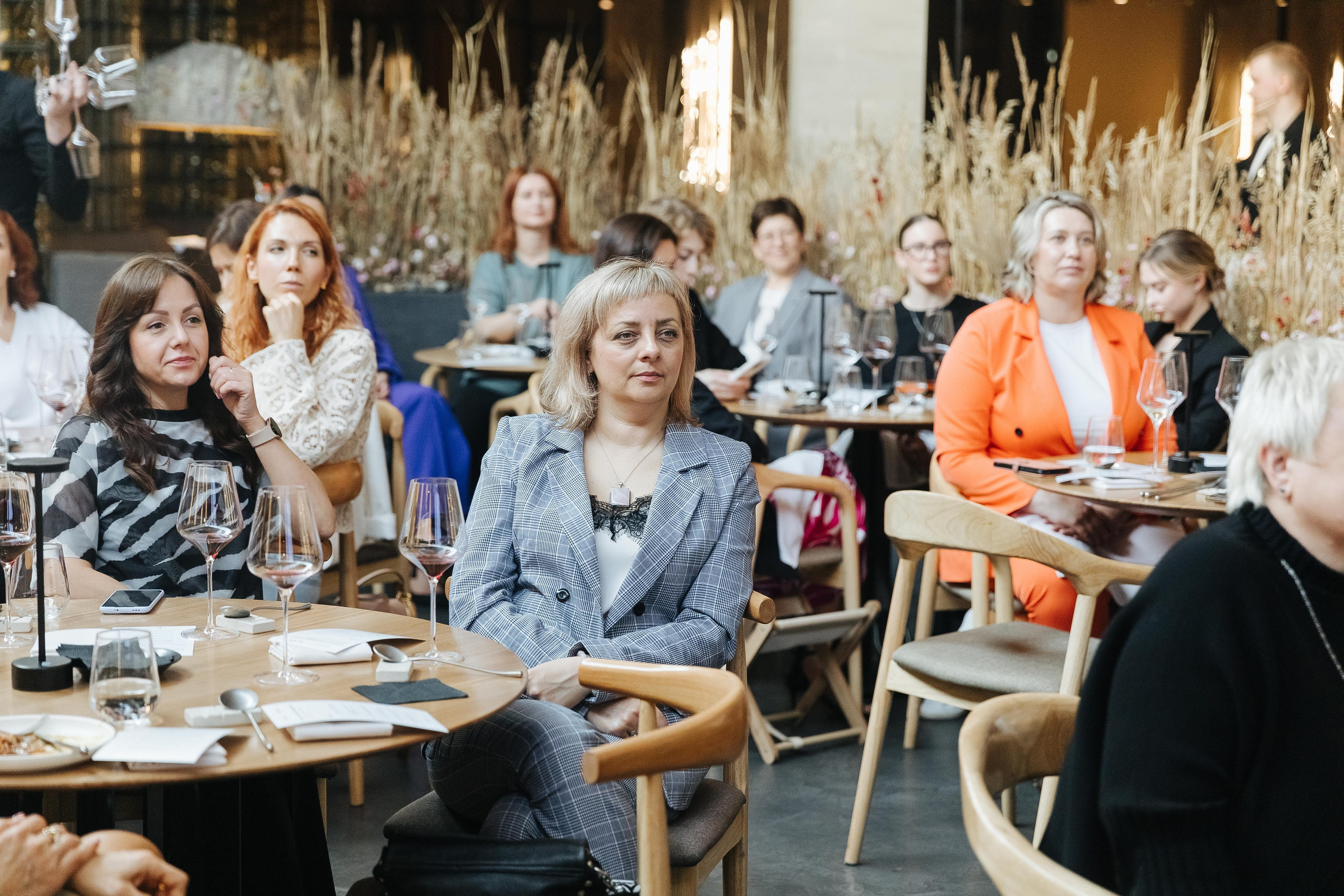 Презентация открытия магазина женской одежды GLVR в ресторане Fresco. Фотограф в Красноярске Надежда Воскресенская