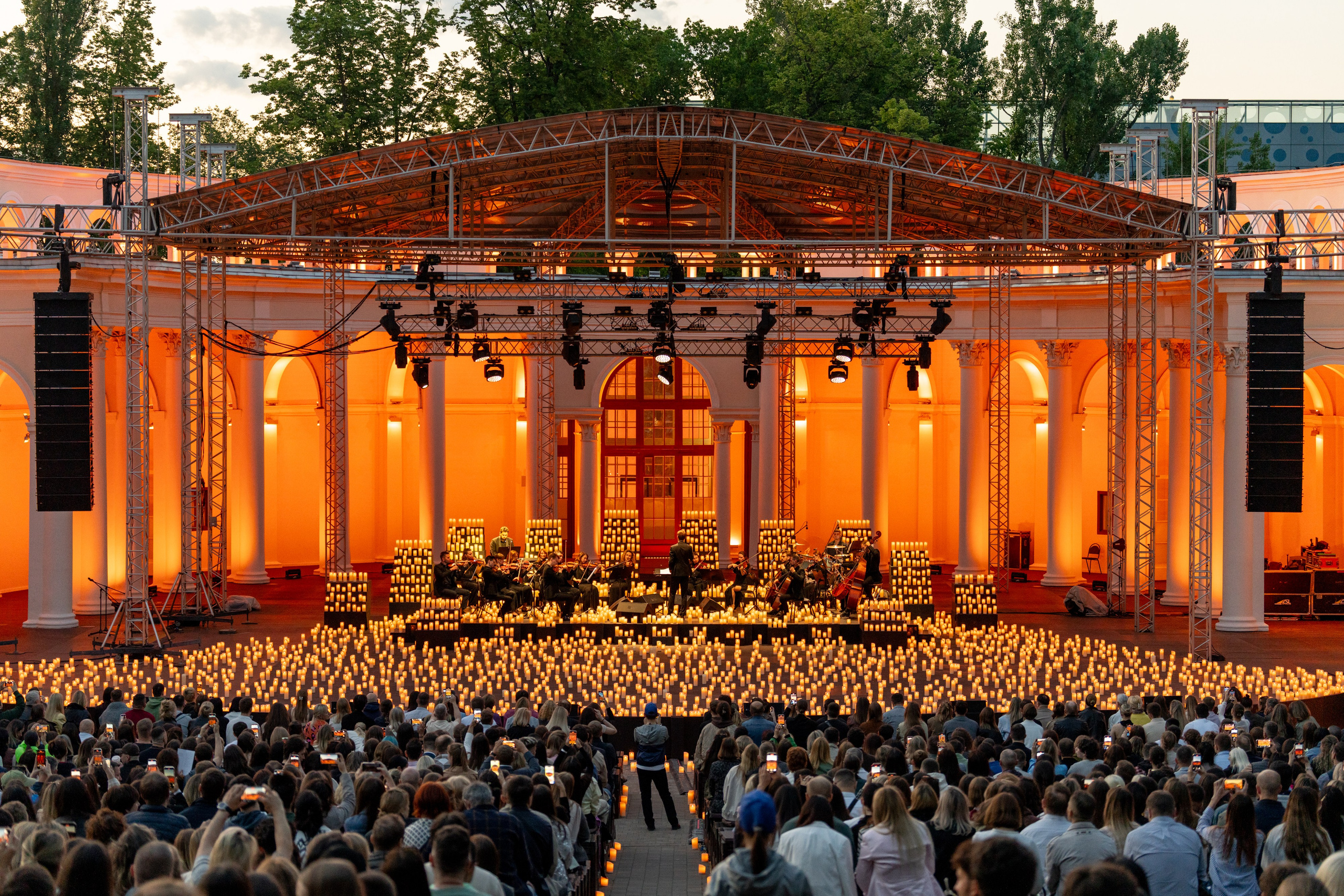 Симфонический оркестр Lumisfera при свечах. Фотограф Никита Комаров