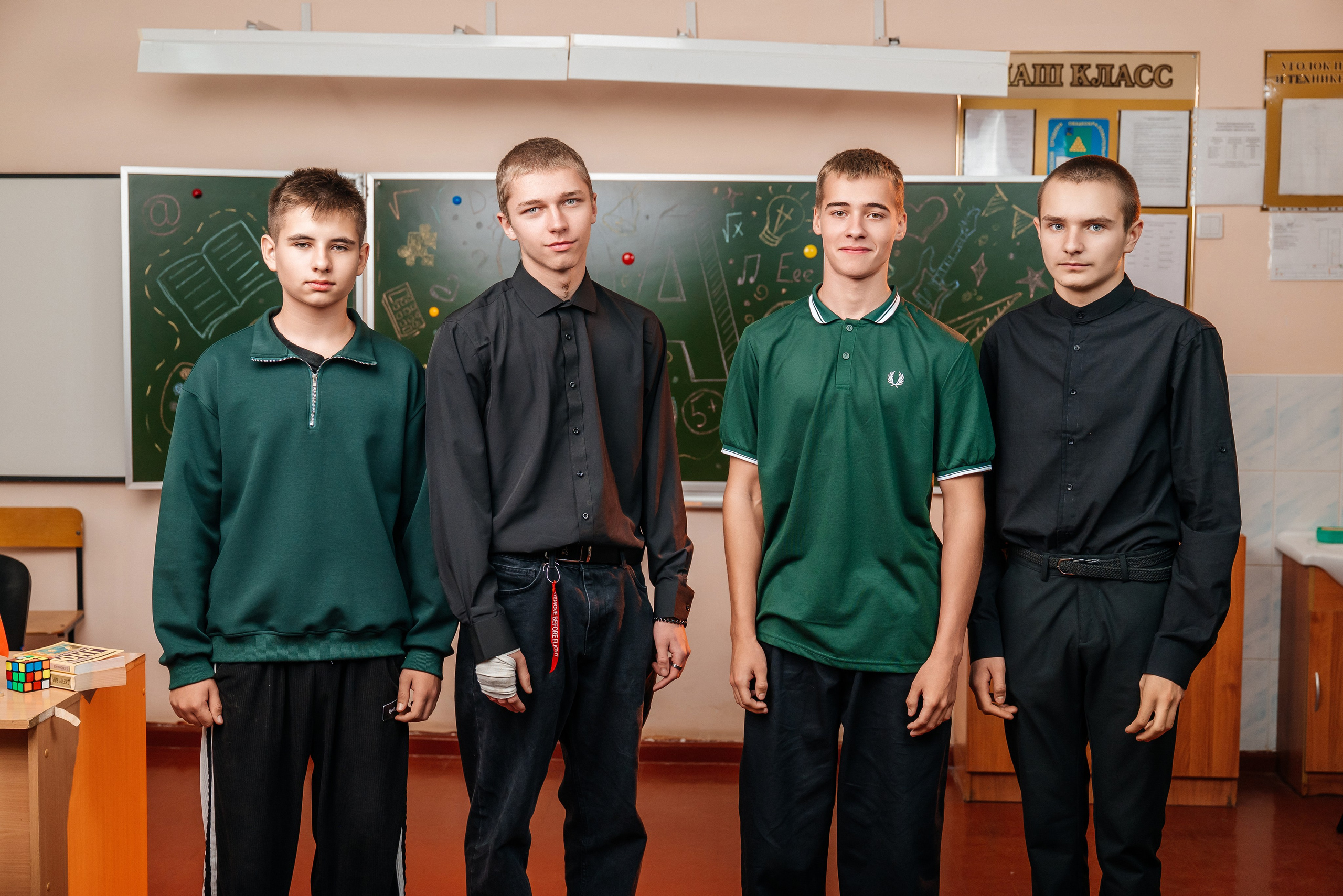 Красный и зеленый. Школьный фотограф в Валуйках. Фотосессии для выпускников и изготовление выпускных альбомов в городе Валуйки и в Белгородской области