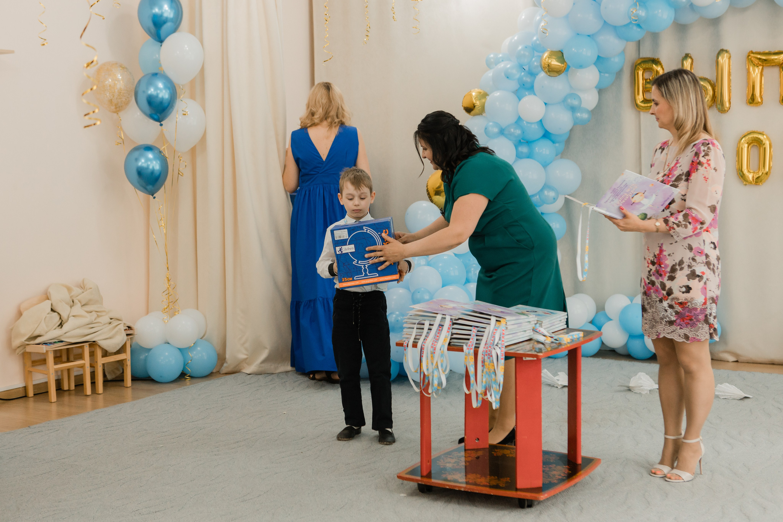 Фотосъемка выпускного в детском саду. Видеосъемка и фотосъемка свадеб. Фотограф и оператор на свадьбу. Видеосъемка подкастов, собственная видео-фотостудии. Предметная фотосъемка