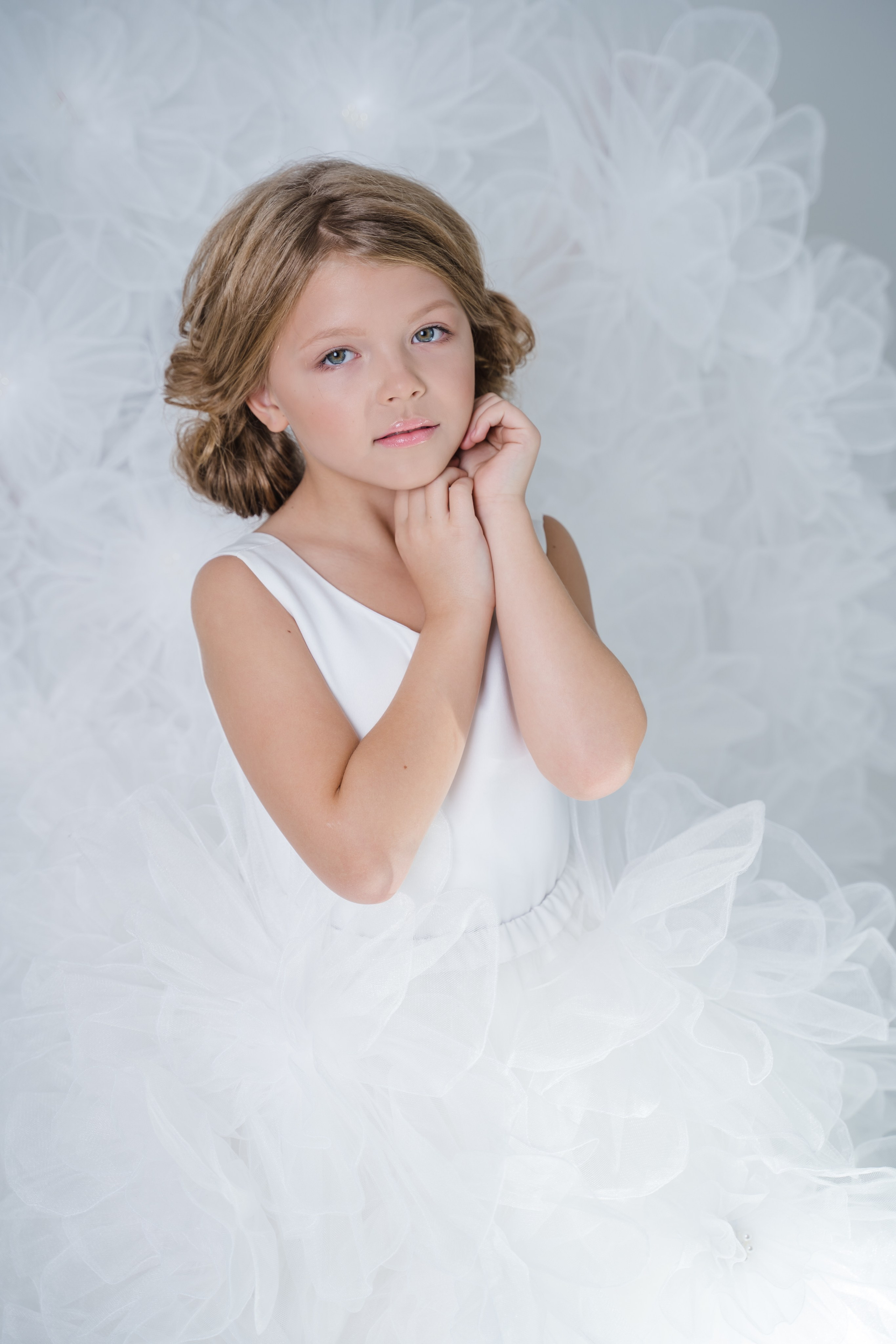 Оригинальное и неповторимое платье « Анемона ». Образ состоит из платья и съёмной верхней юбки со шлейфом.Идеально подойдёт для девочки ростом 128-130 см. Цена : 25000₽