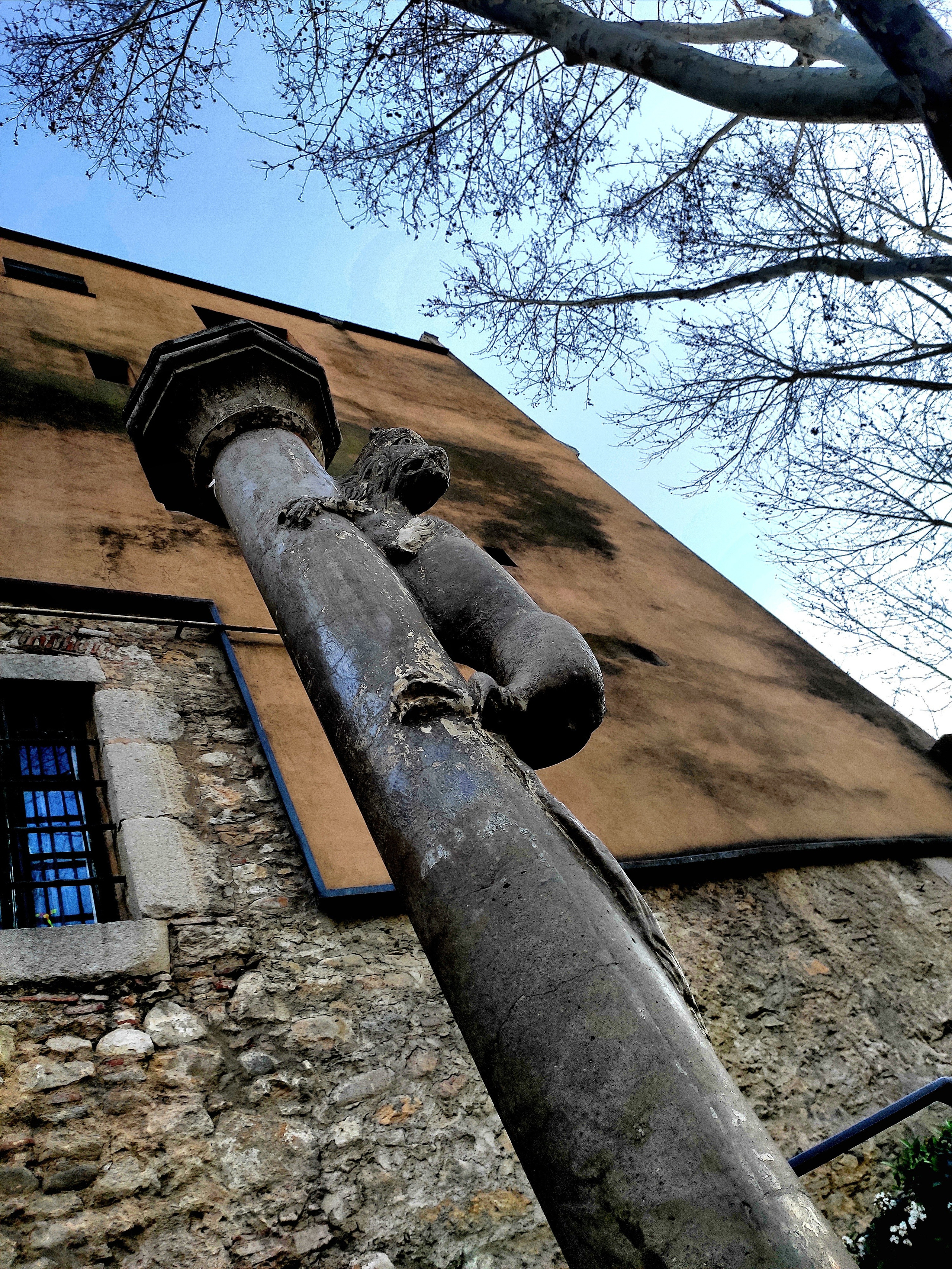 Жиронская львица. Когда делали скульптуру автор слабо представлял себе африканское животное. Изобразил, как мог. По легенде, для возвращения в Жирону надо поцеловать львицу в области хвоста