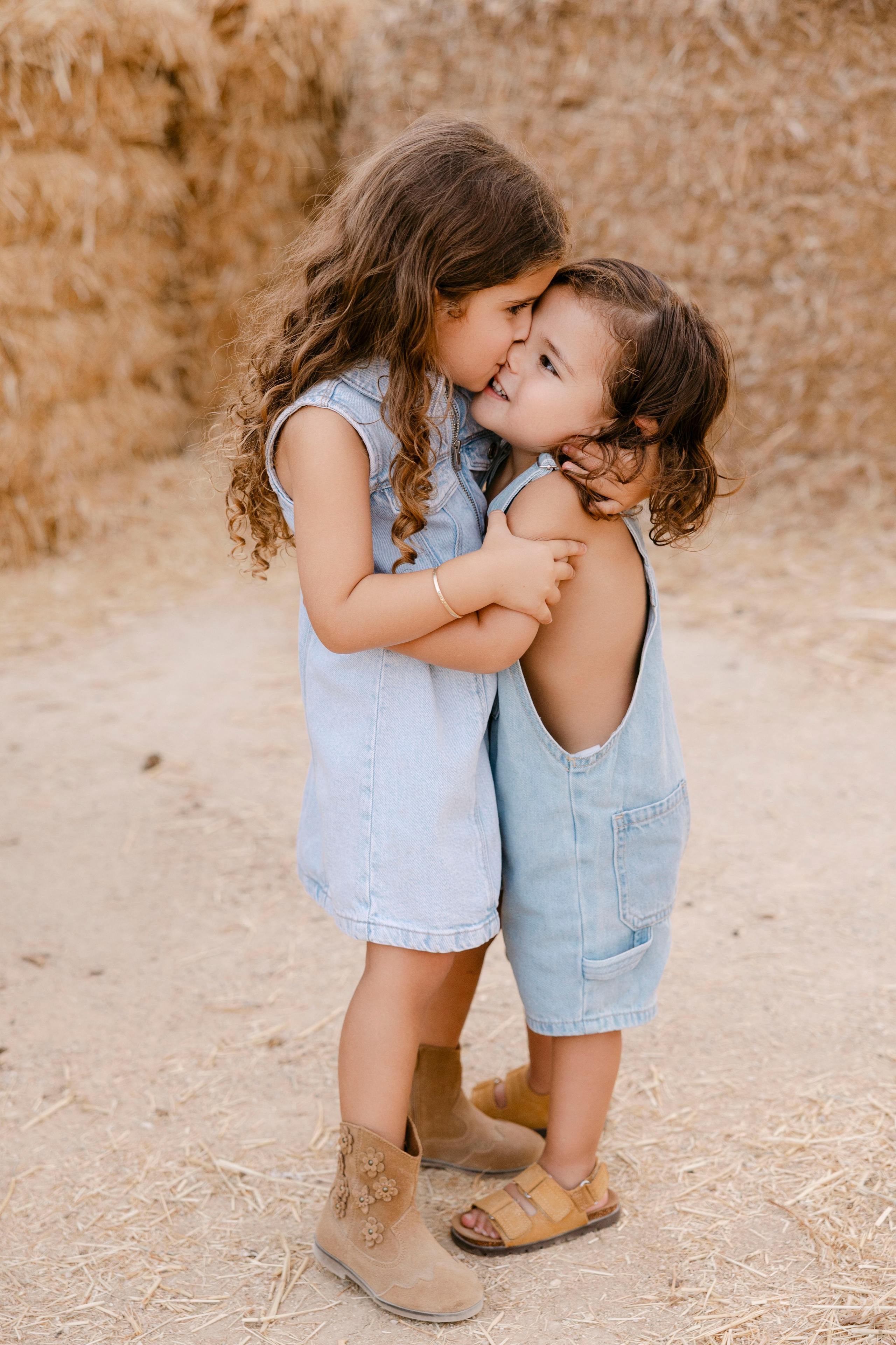 Pregnancy photoshoot at the horse farm. Главная
