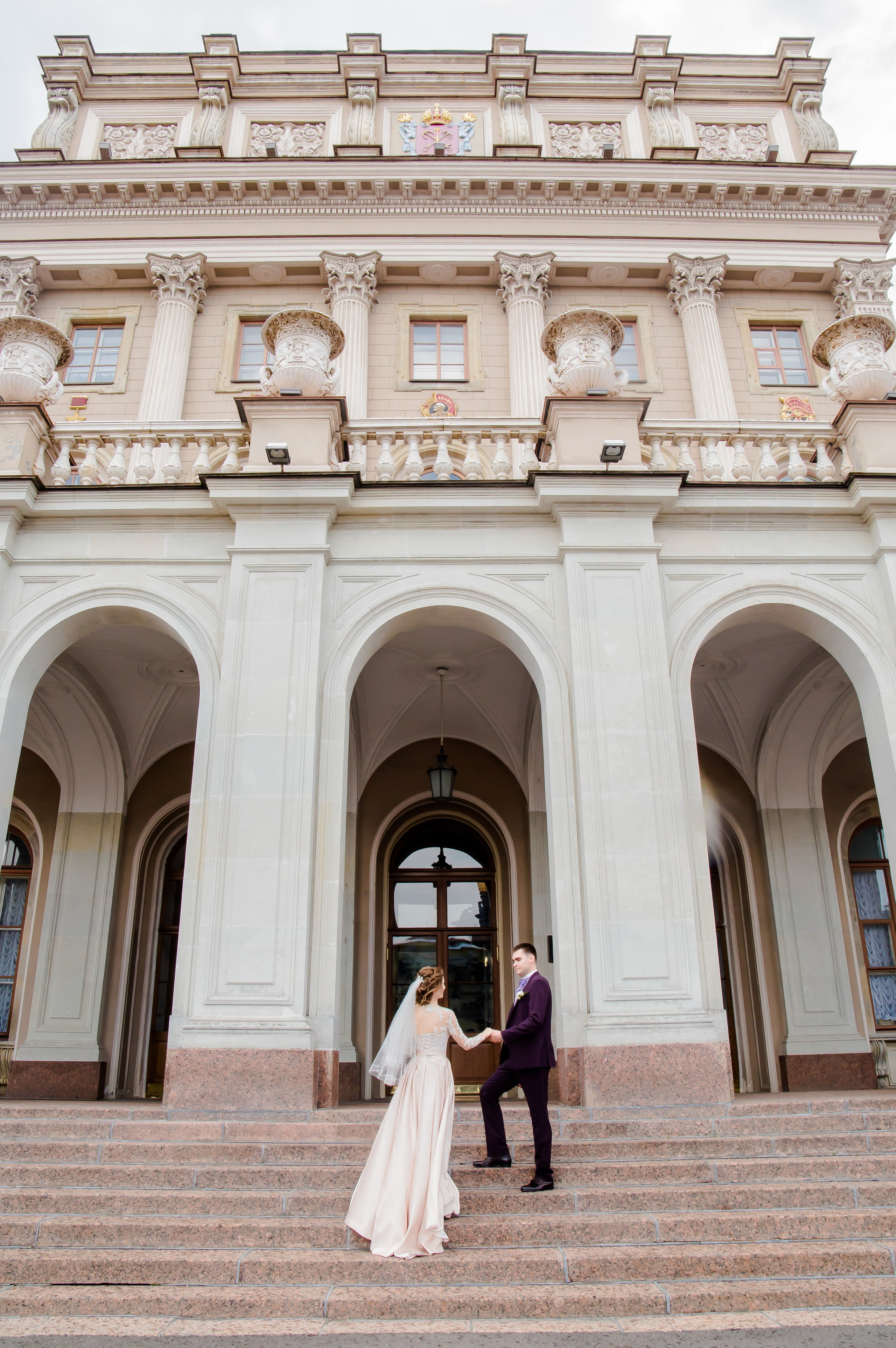Фотосъемка в загсе. Первый дворец бракосочетания. Английская набережная. Свадебный фотограф в Санкт-Петербурге. Красивая пара.