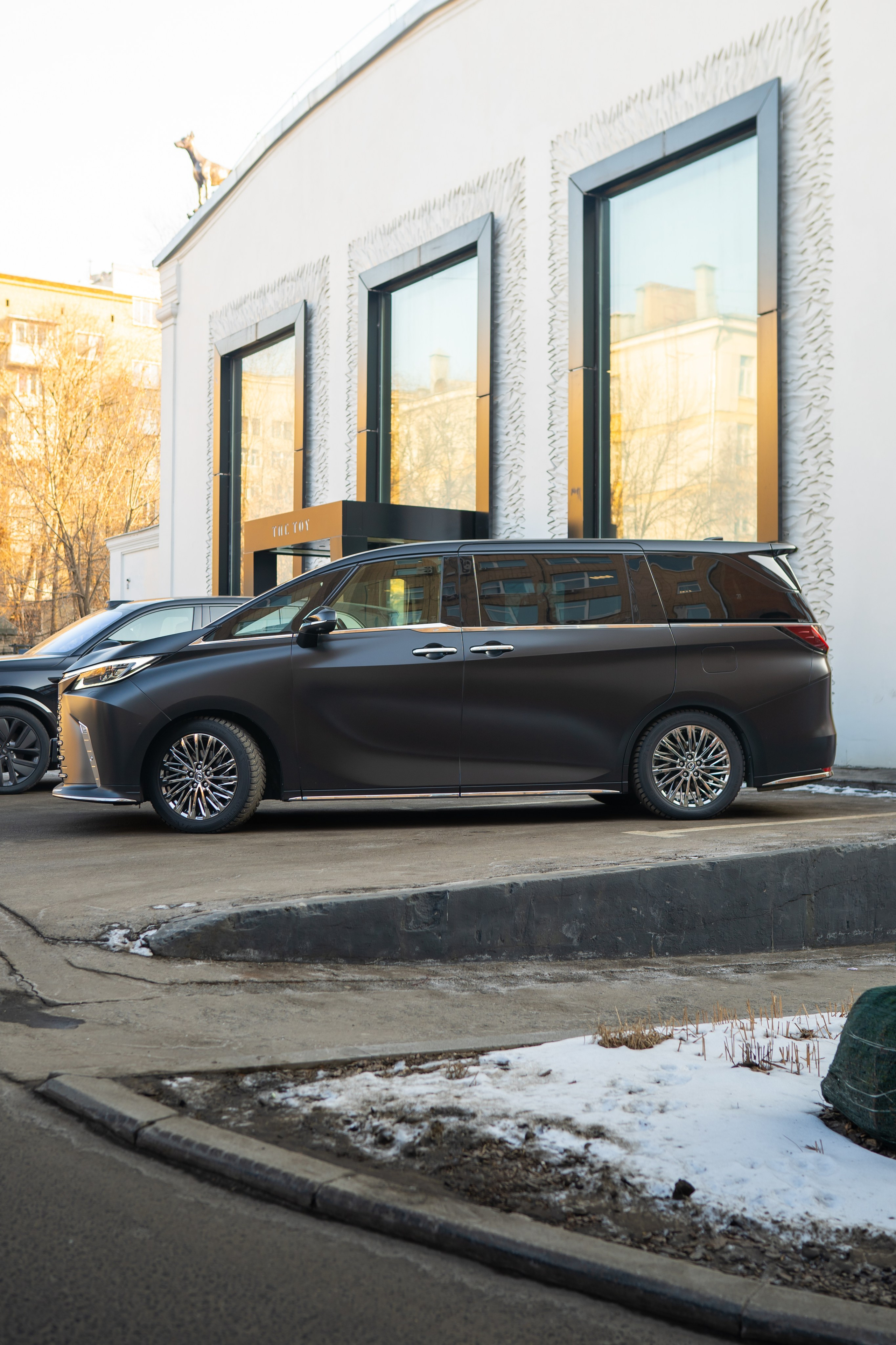 Lexus LM350h. Mirllaev