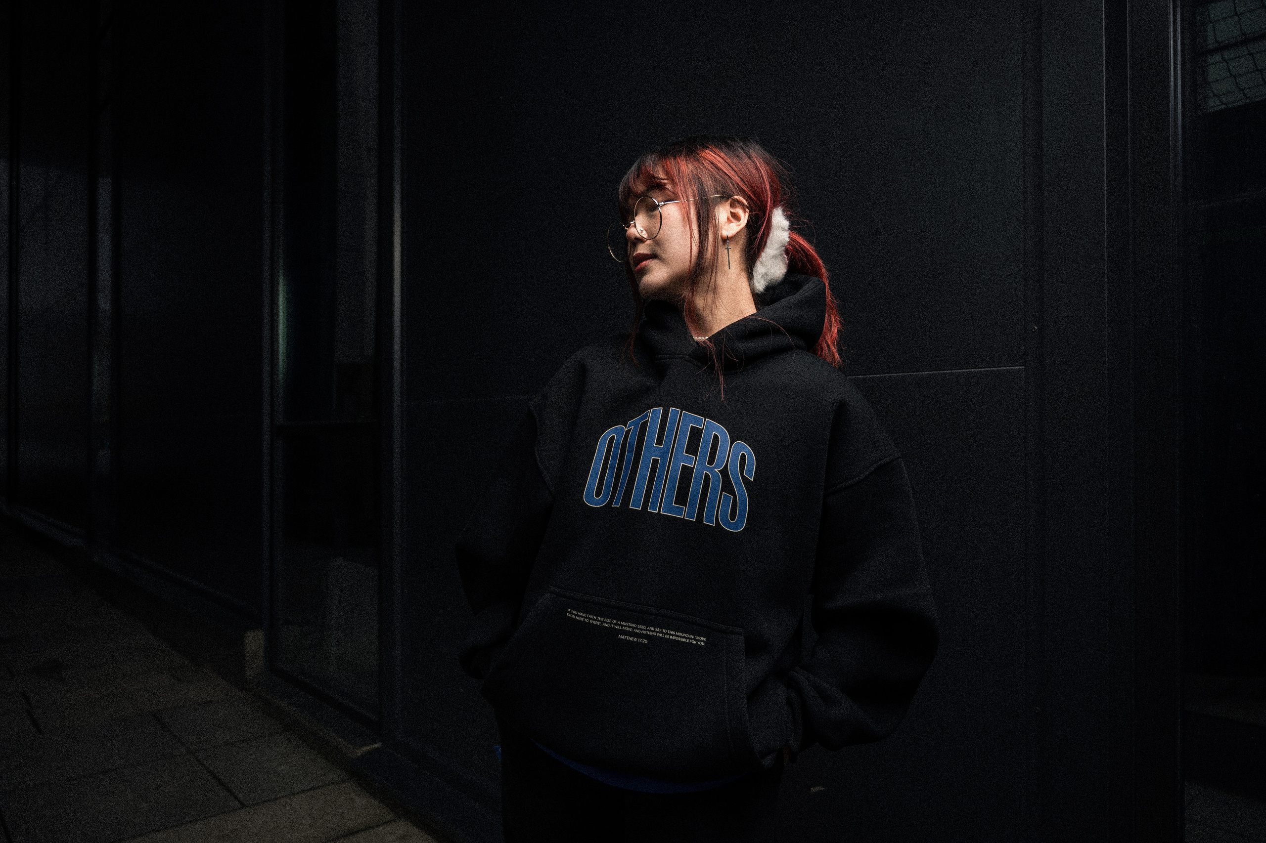 Женский портрет блогера MONIPULA для бренда OTHERS в Москве - фотограф Иван Саяпин