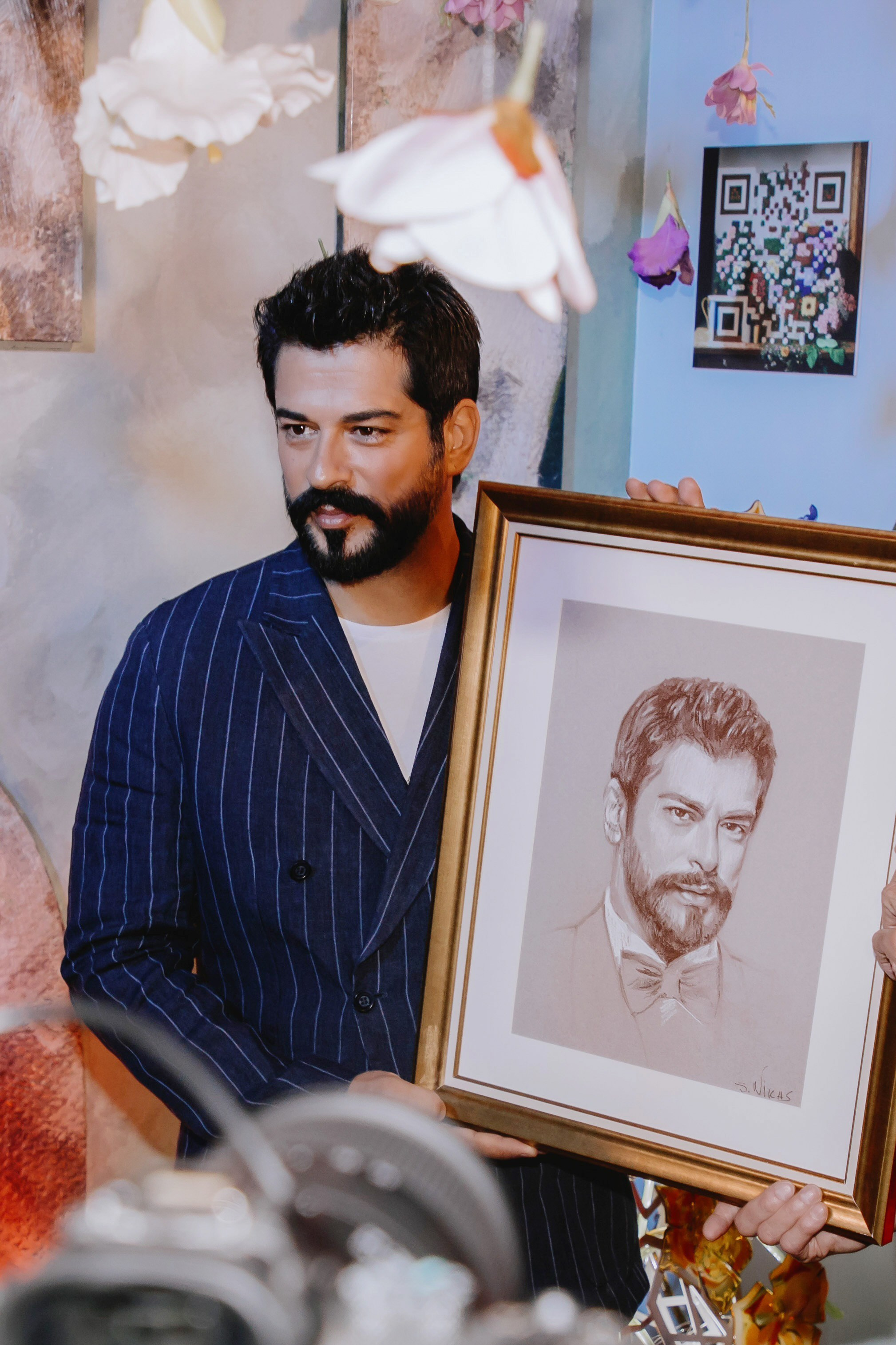 Бурак Озчивит посетил выставку Никаса Сафронова. Фотограф в Москве и Санкт-Петербурге Дарина