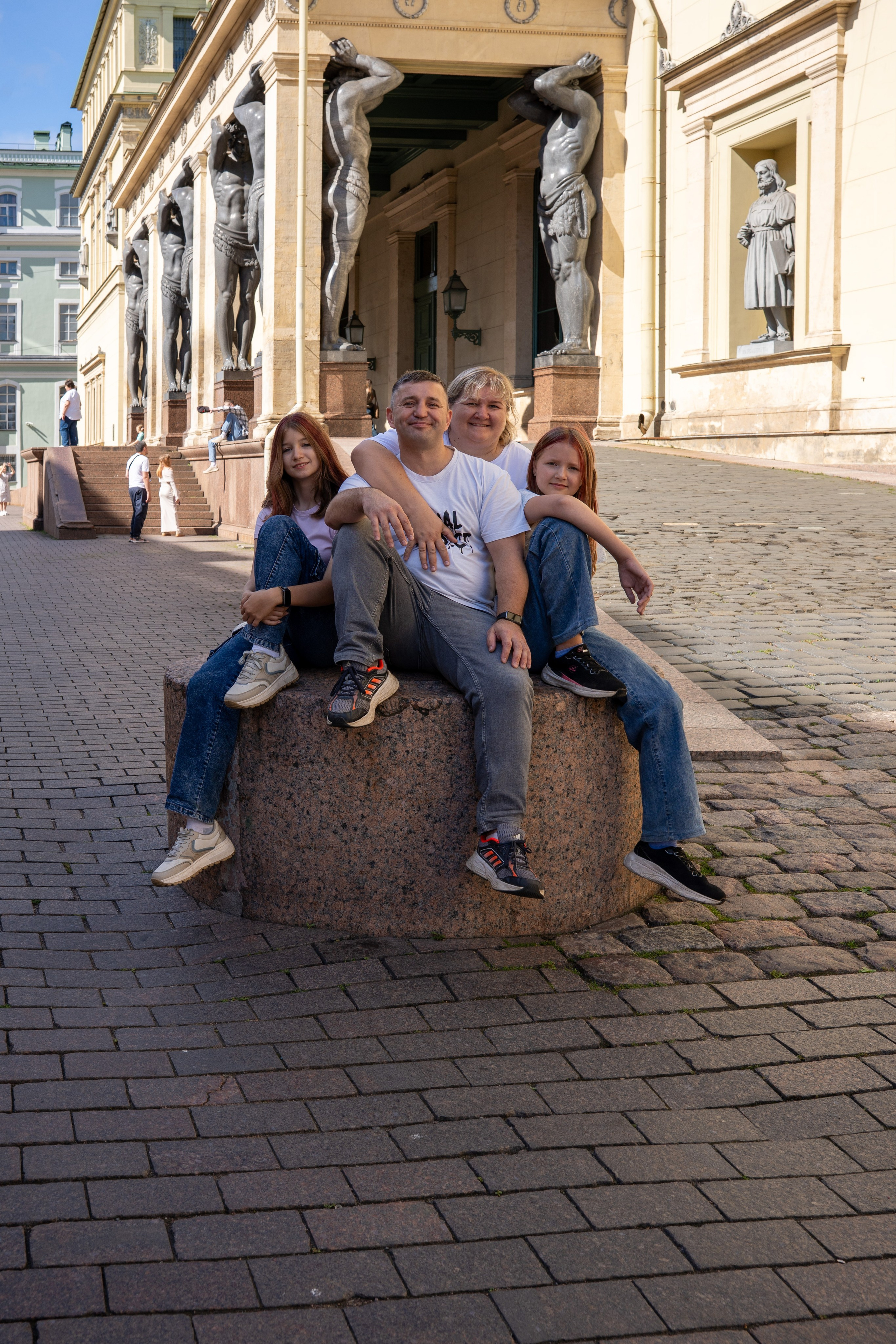 Семейная фотосессия по достопримечательностям Питера. Студийный и портретный фотограф в САНКТ-ПЕТЕРБУРГЕИрина Махаон