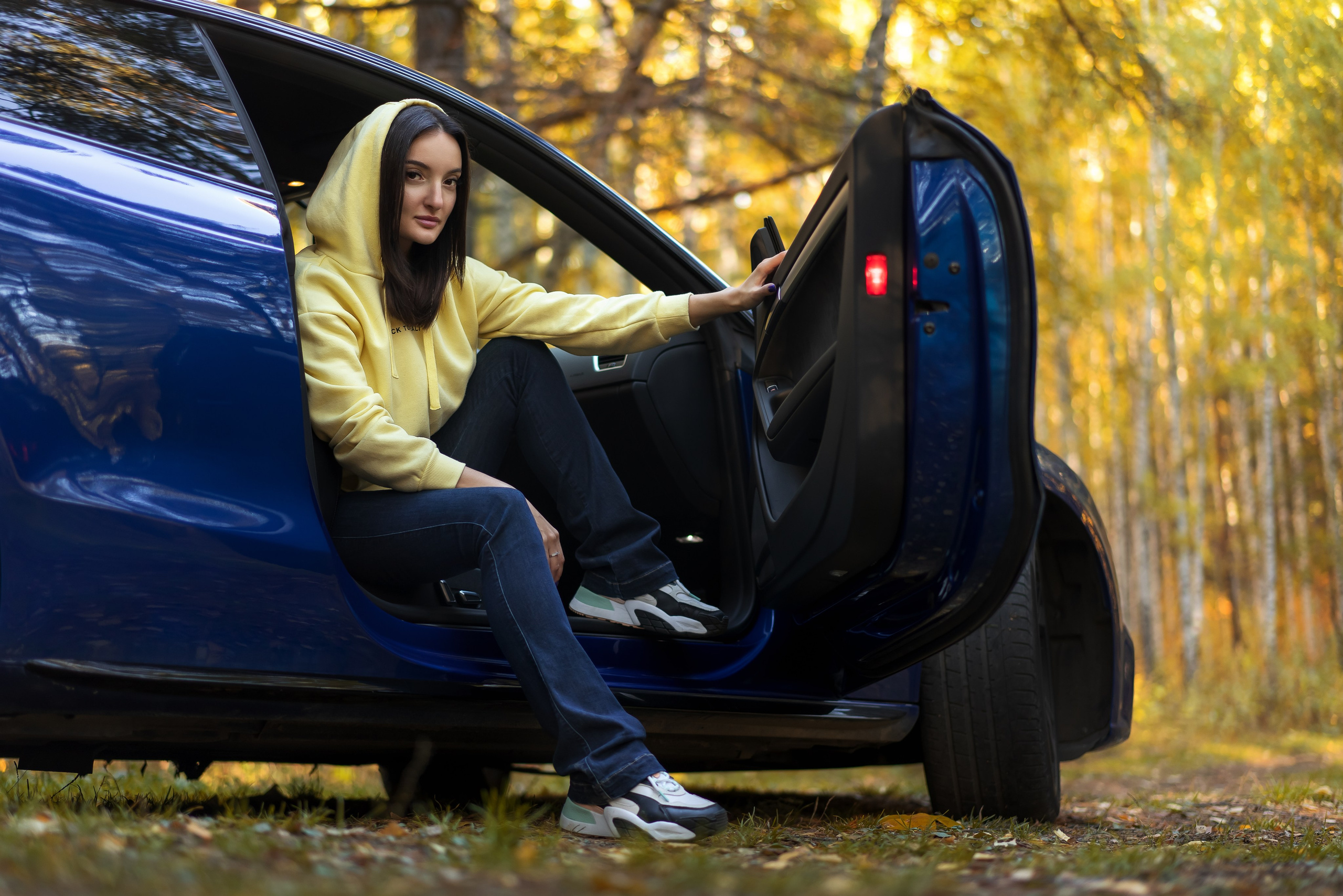 Портретная фотосессия с машиной. Фотограф Екатеринбург Кокшарова Александра