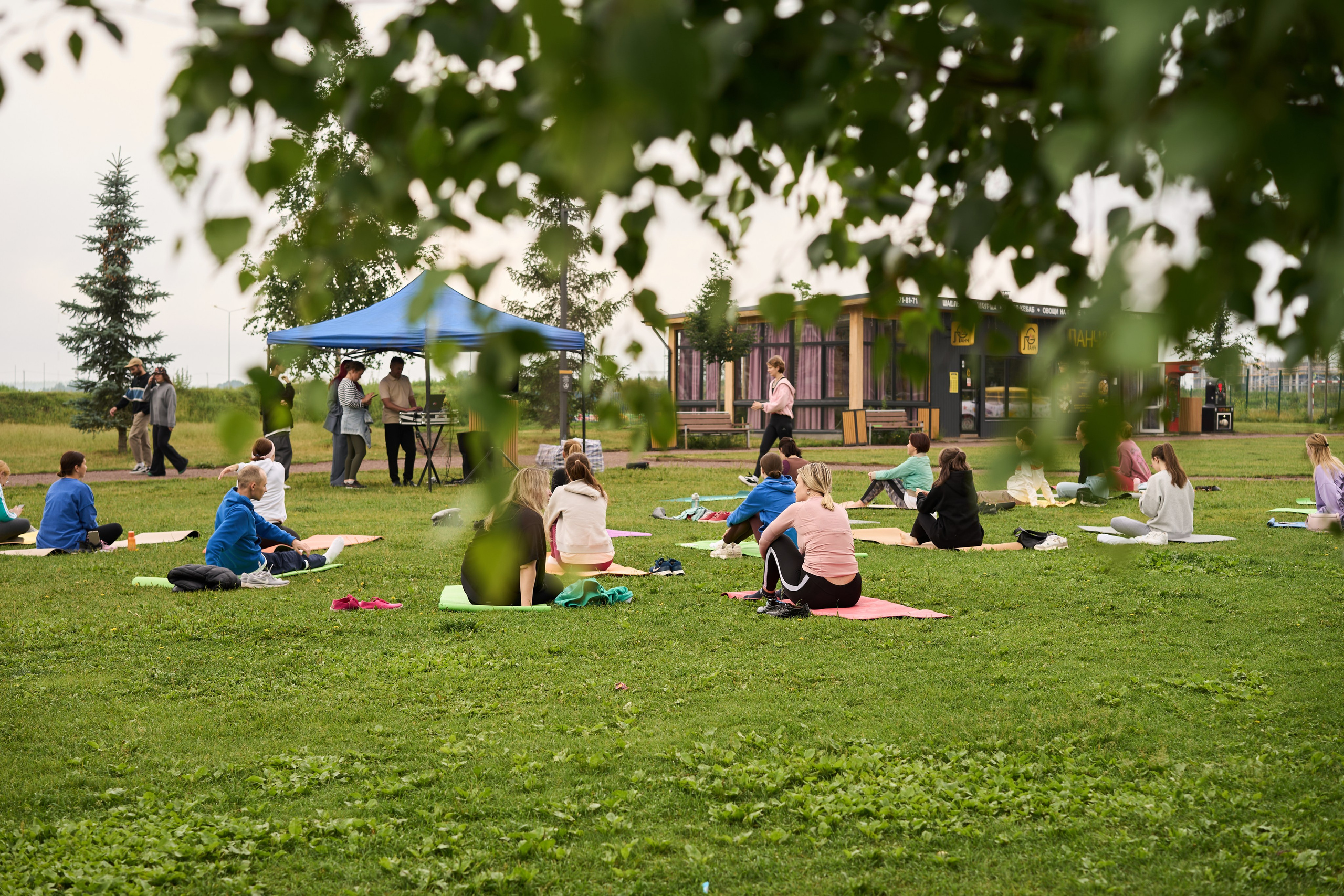 Репортажная съемка занятия йоги в парке. Фотограф Екатеринбург Кокшарова Александра