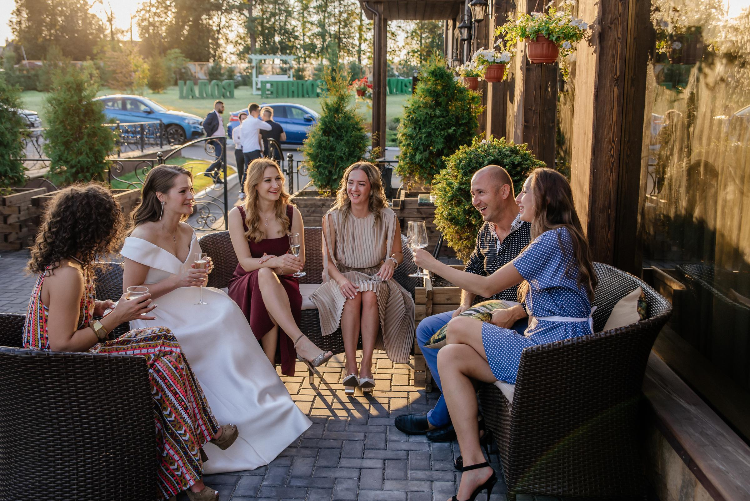 эмоции жениха и невеста на банкете в усадьбе видная