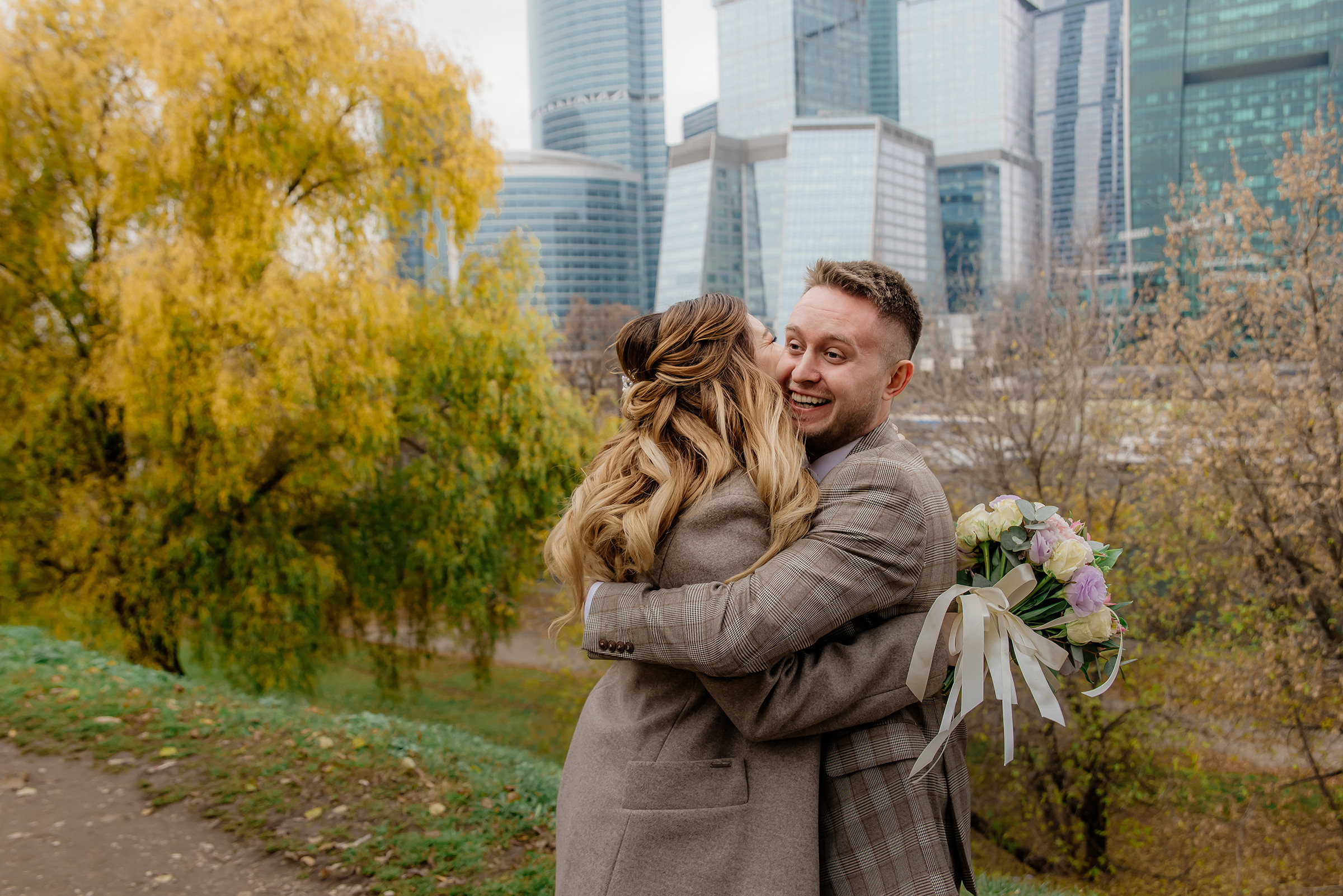 свадебная фотосессия на набережной тараса шевченко в близи с багратионовским мостом с видом на москва сити