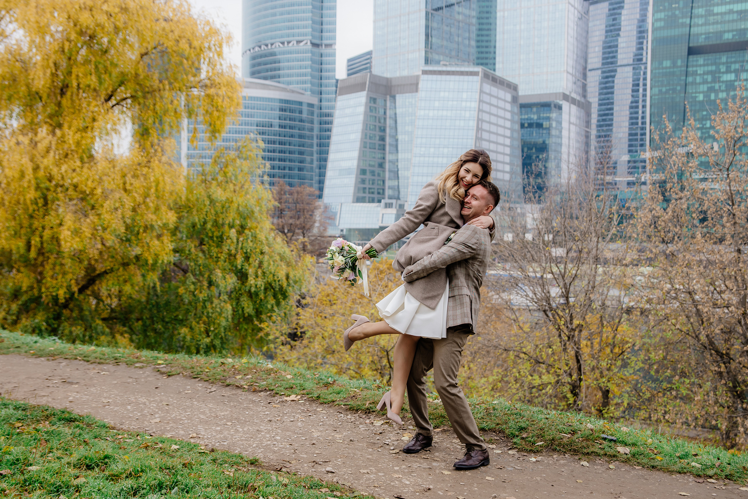 свадебная фотосессия на набережной тараса шевченко в близи с багратионовским мостом с видом на москва сити