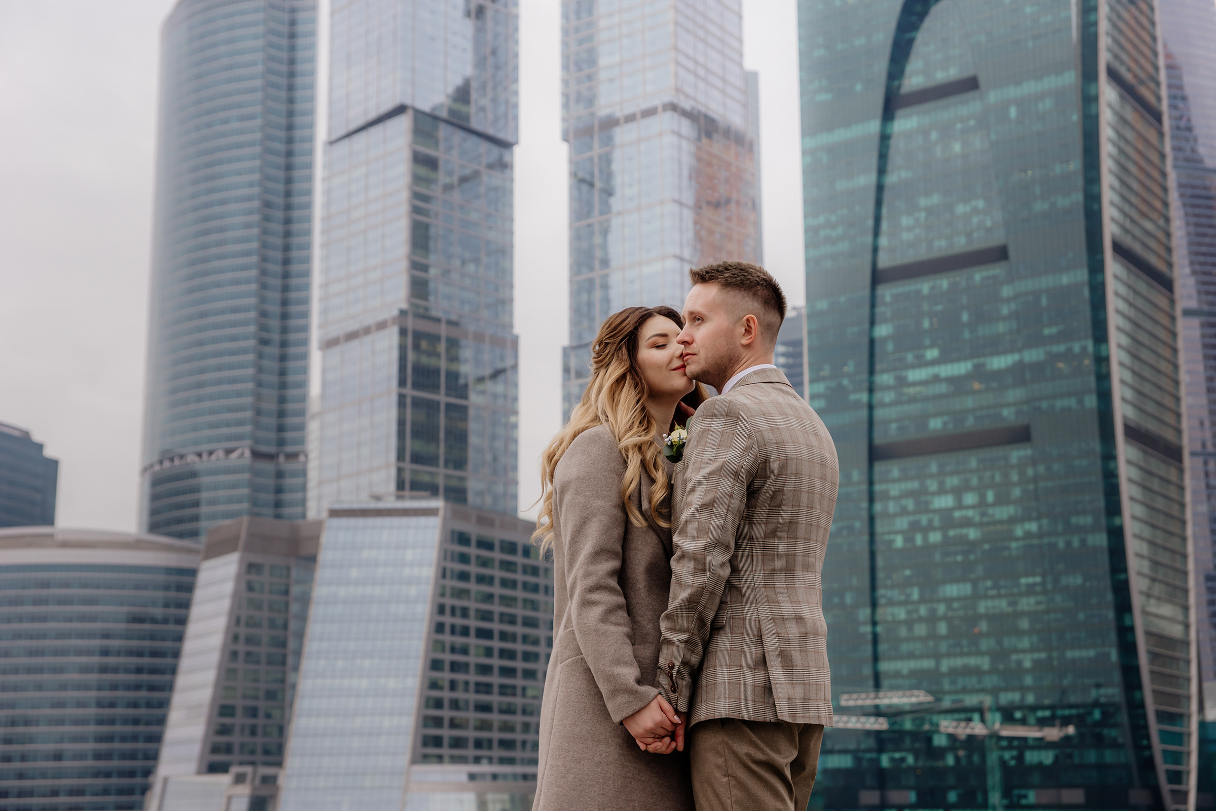 свадебная фотосессия на набережной тараса шевченко в близи с багратионовским мостом с видом на москва сити