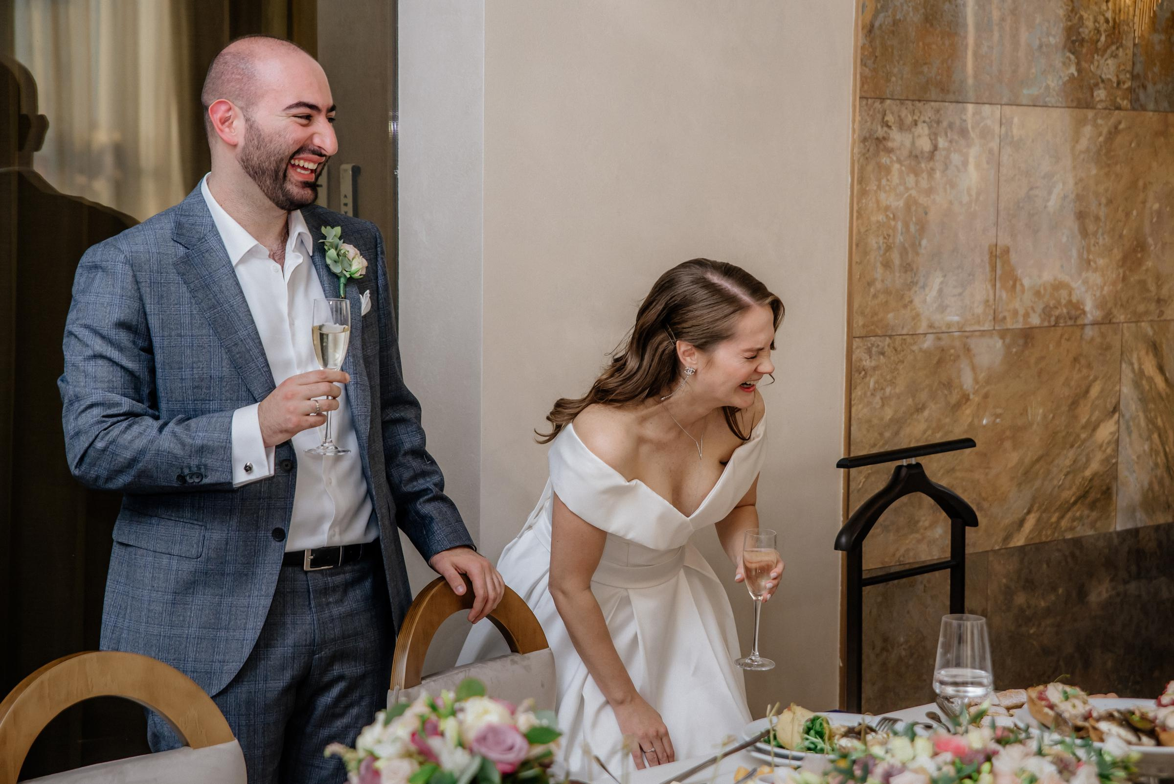 эмоции жениха и невеста на банкете в усадьбе видная