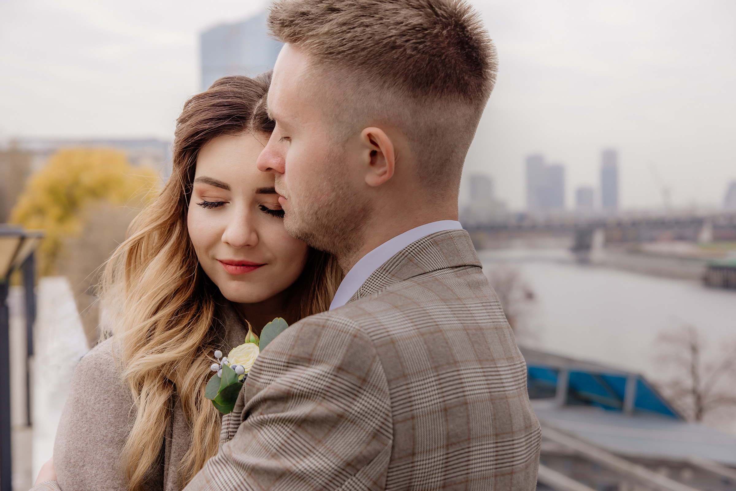 свадебная фотосессия на набережной тараса шевченко в близи с багратионовским мостом с видом на москва сити