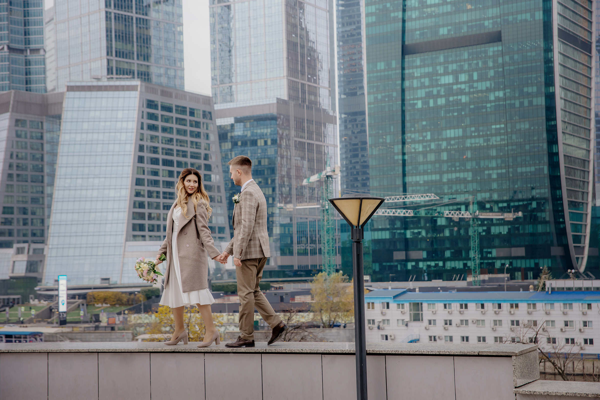 свадебная фотосессия на набережной тараса шевченко в близи с багратионовским мостом с видом на москва сити