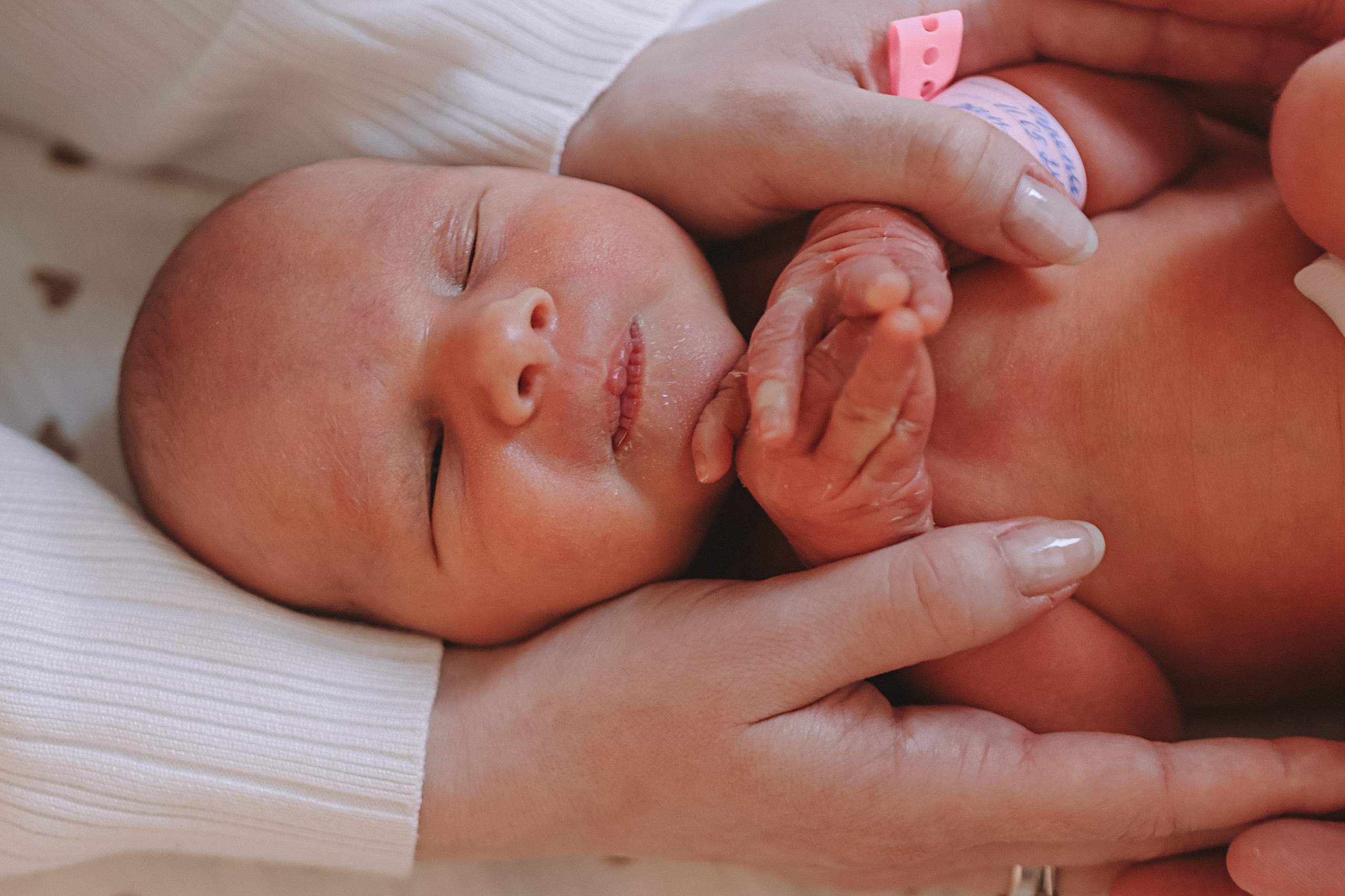 Выписка палата+внизу ПЦЭ. Семейный фотограф Тюмень, фотограф на роды Салмина Мария