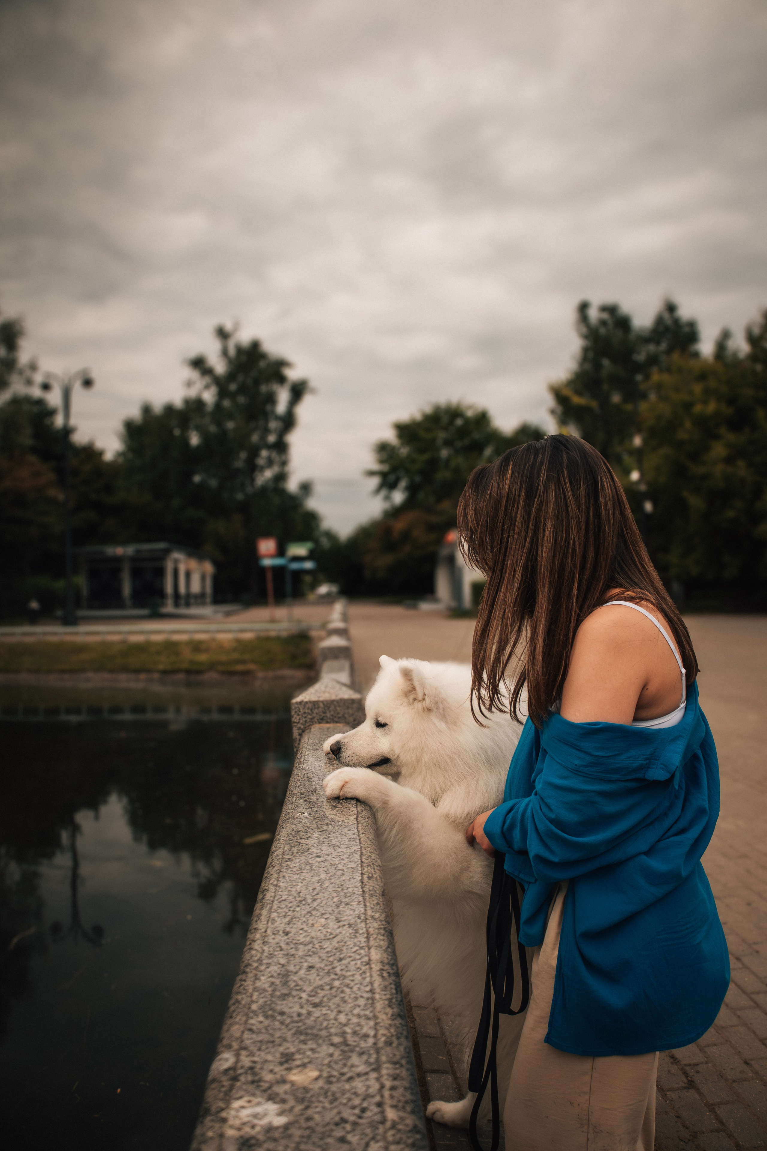 Прогулочная фотосессия девушки в парке с собакой самоедом. Фотограф-анималист в Москве Екатерина Тихонова