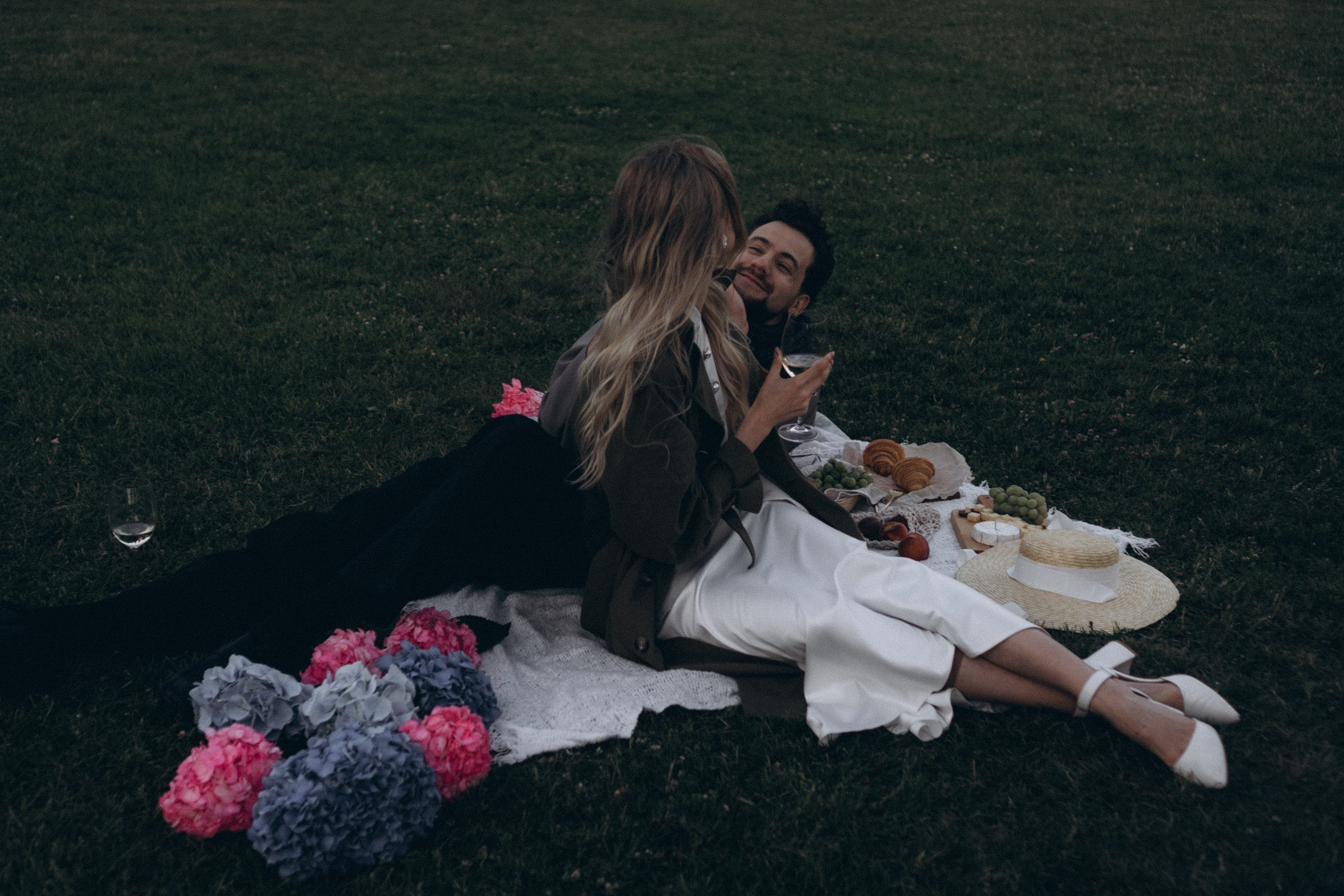 СВАДЕБНАЯ СЬЕМКА ПАРЫ НА РАССВЕТЕ В БЕЛЫЕ НОЧИ И ПРОГУЛКА С РАЗВОДНЫМИ МОСТАМИ И ПИКНИК ВОЗЛЕ ИСАКИЕВСКОГО СОБОРА. Профессиональный фотограф, Санкт-Петербург — Виктория Богомолова