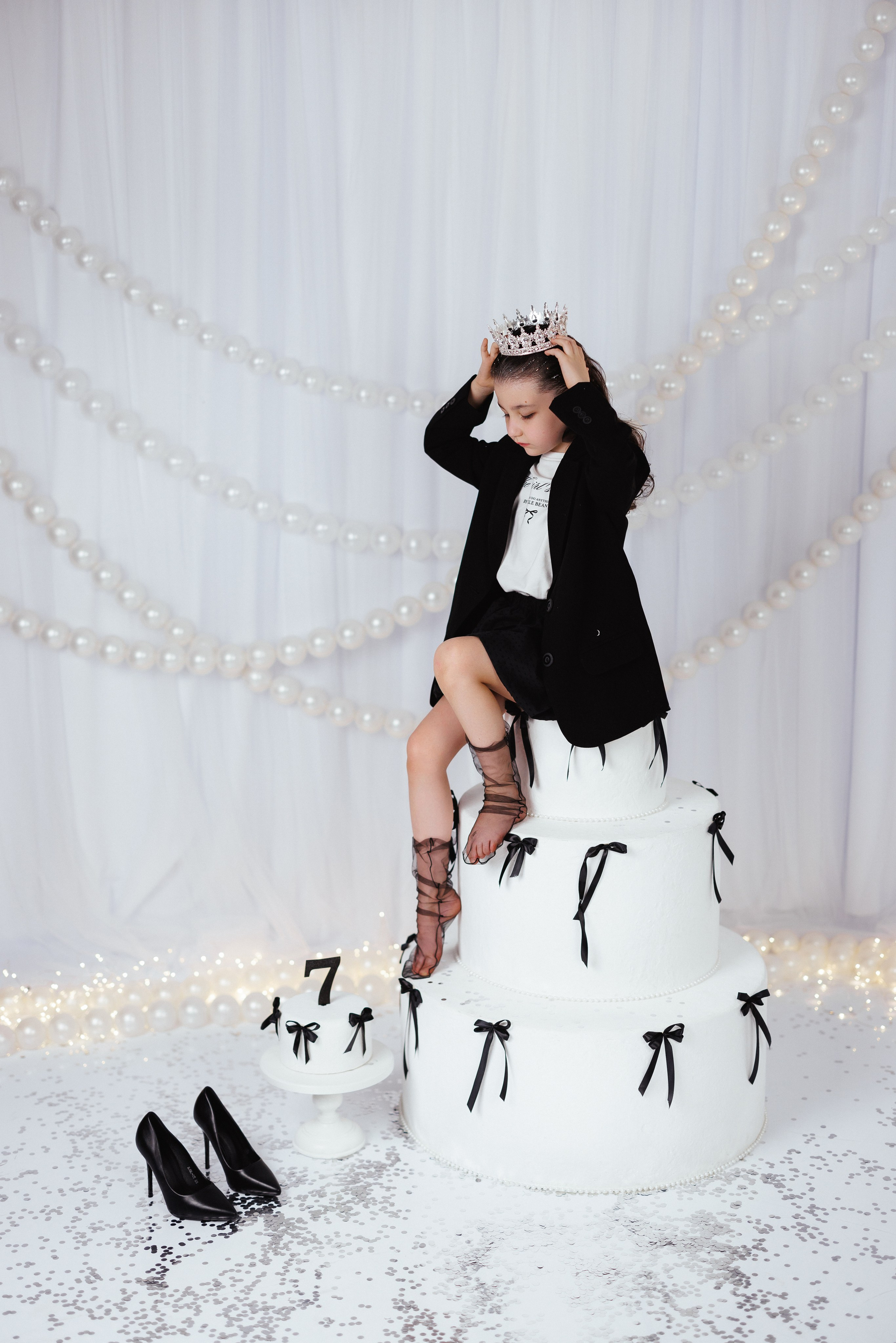 Фотосессия к дню рождения с большим тортом, в детской фотостудии «Антураж», город Краснодар. Семейный и детский фотограф в Краснодаре Анна Трашкова