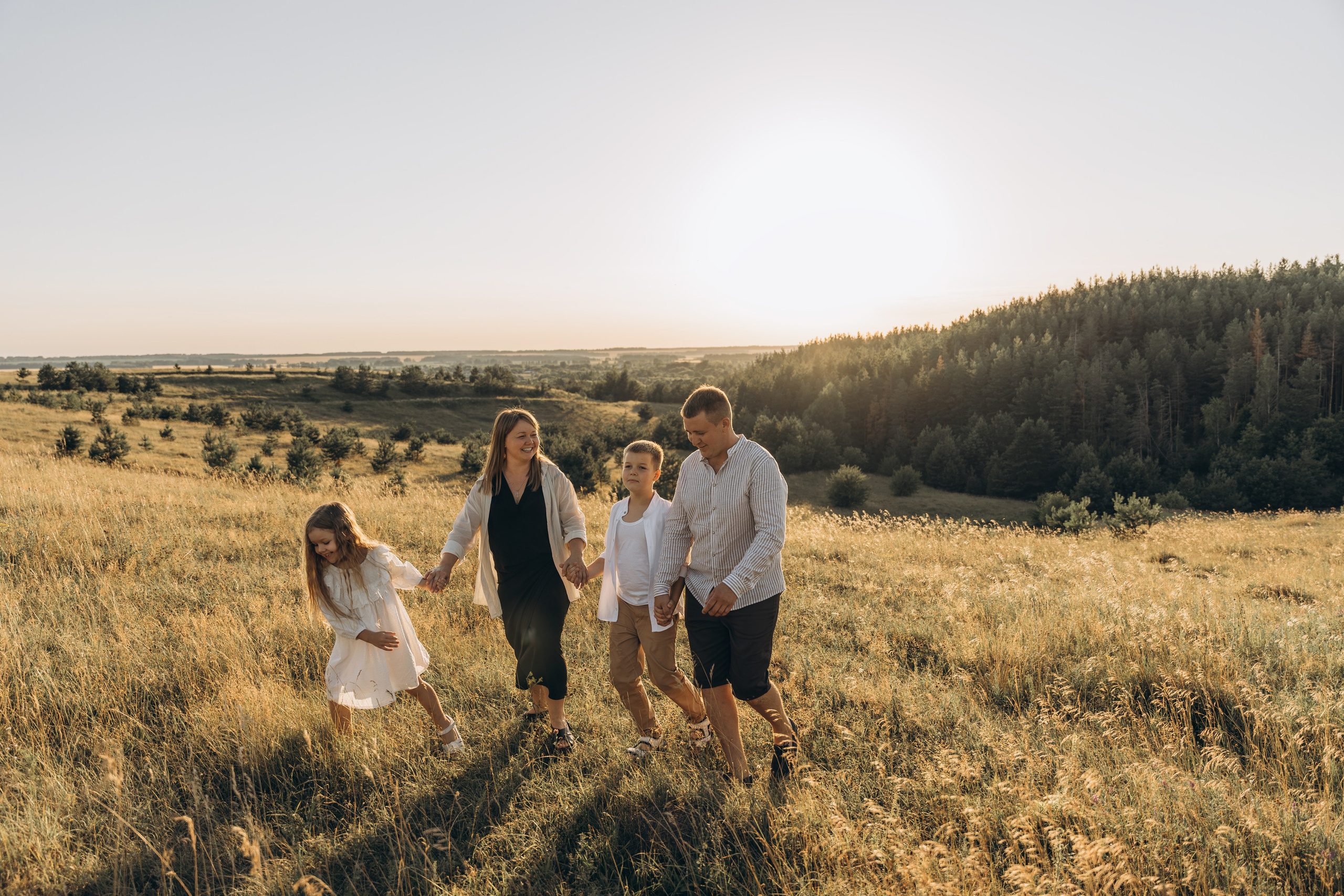 Летний луг, закат. Семейный фотограф Москва. Фотограф беременности и материнства Москва