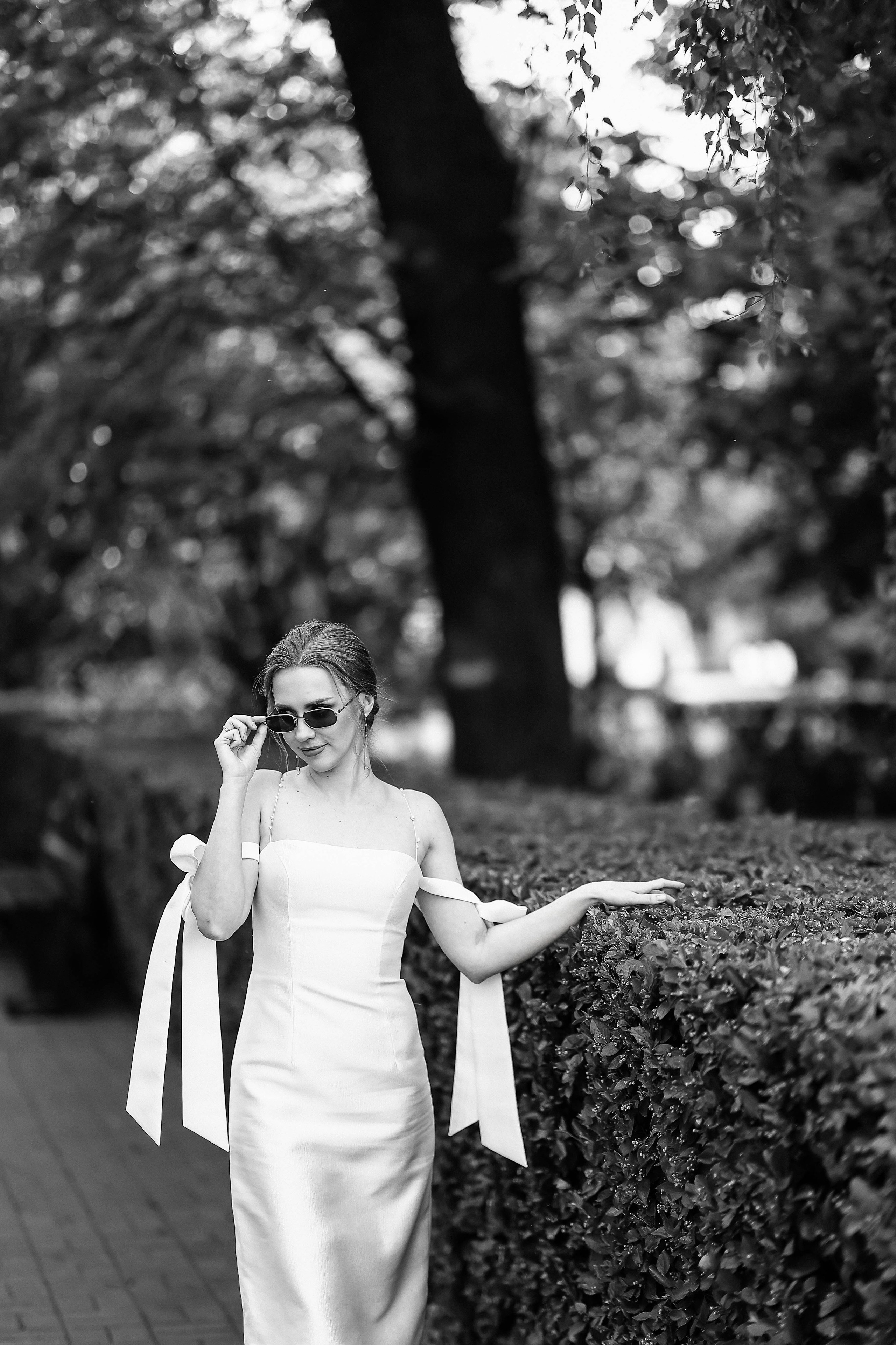 Невеста в очках гуляет по Кольцовскому скверу в Воронеже