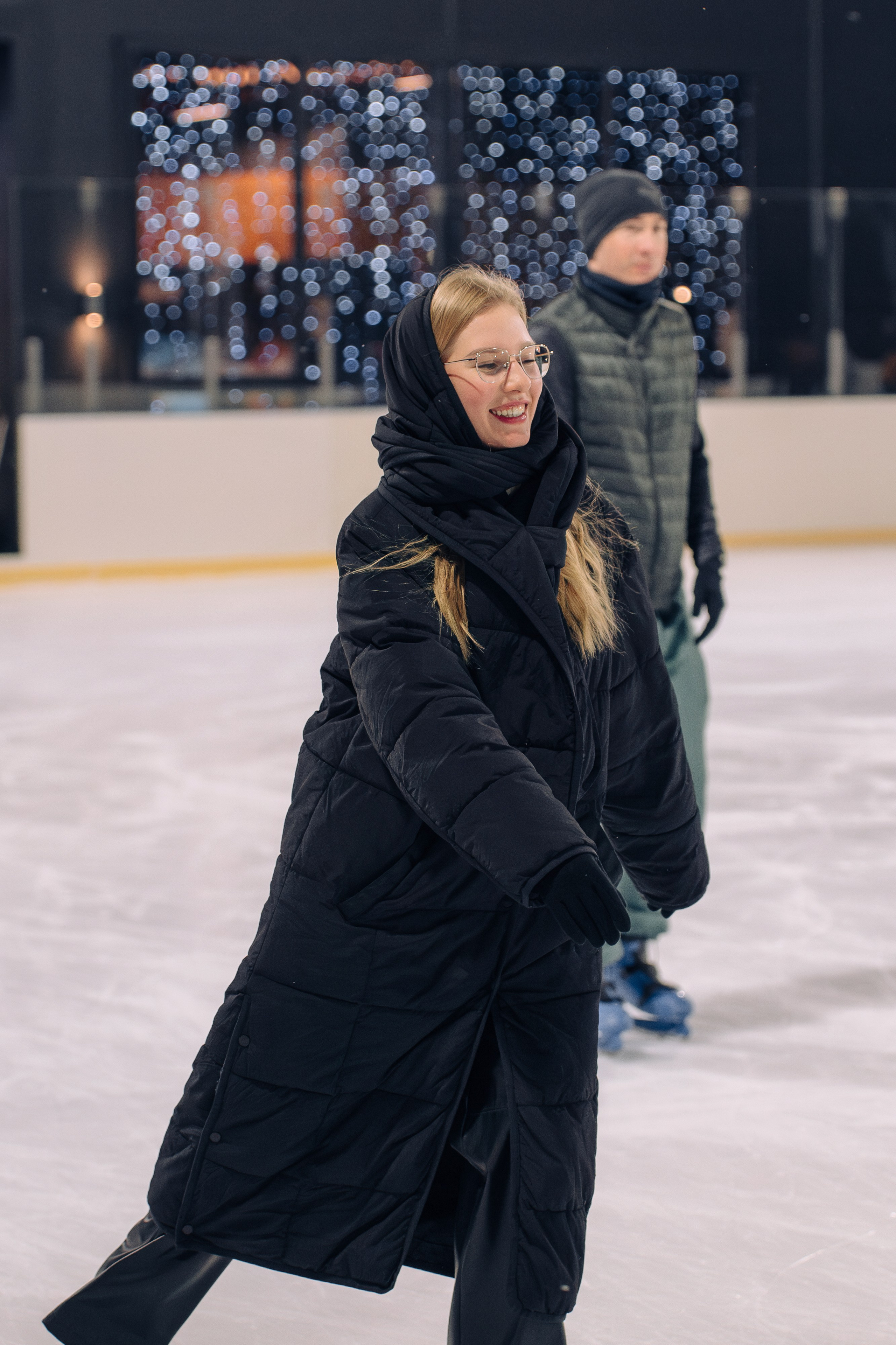 Девочка катается на конька.